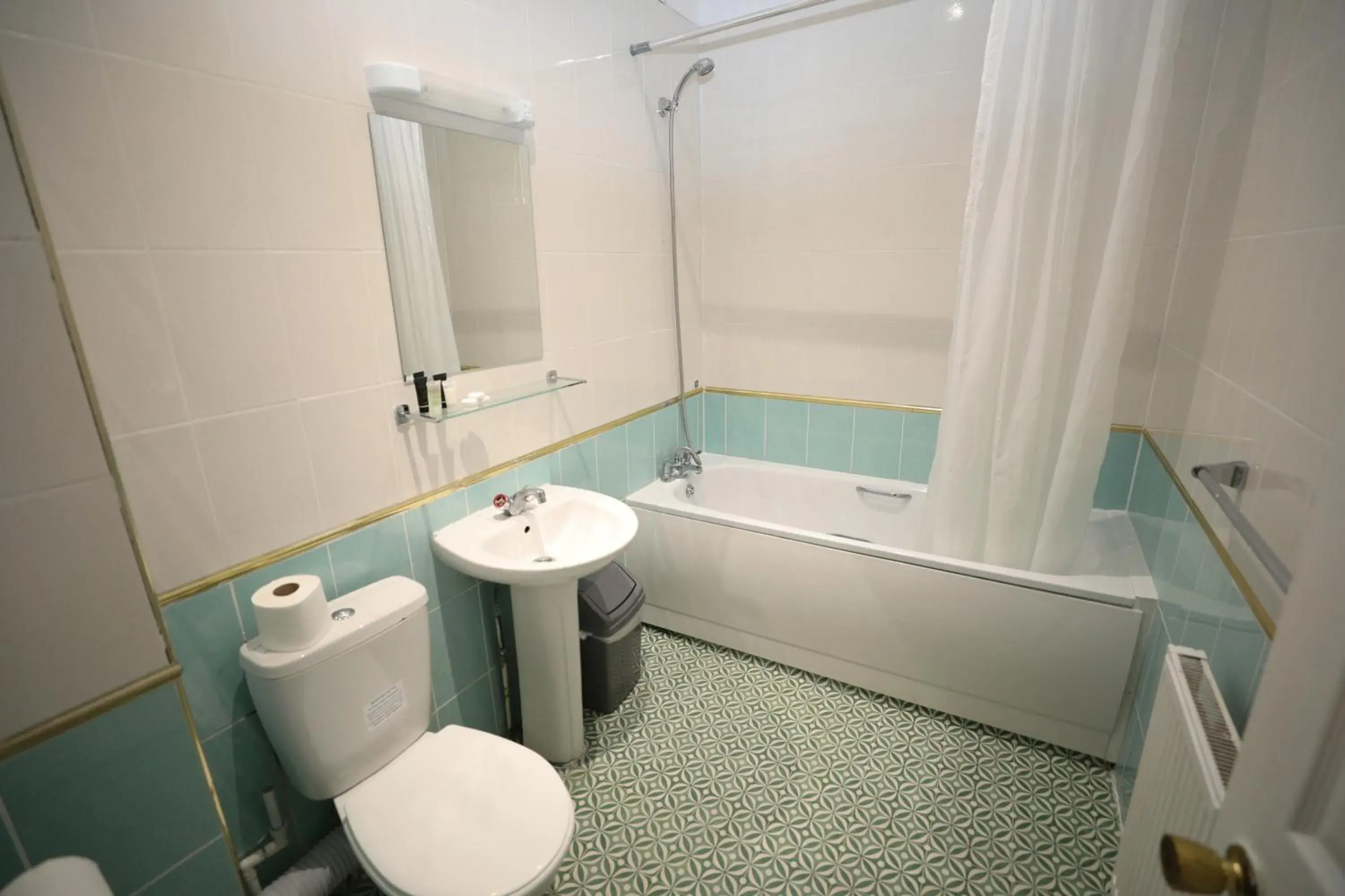 Toilet, Bathroom in Golders Park Hotel