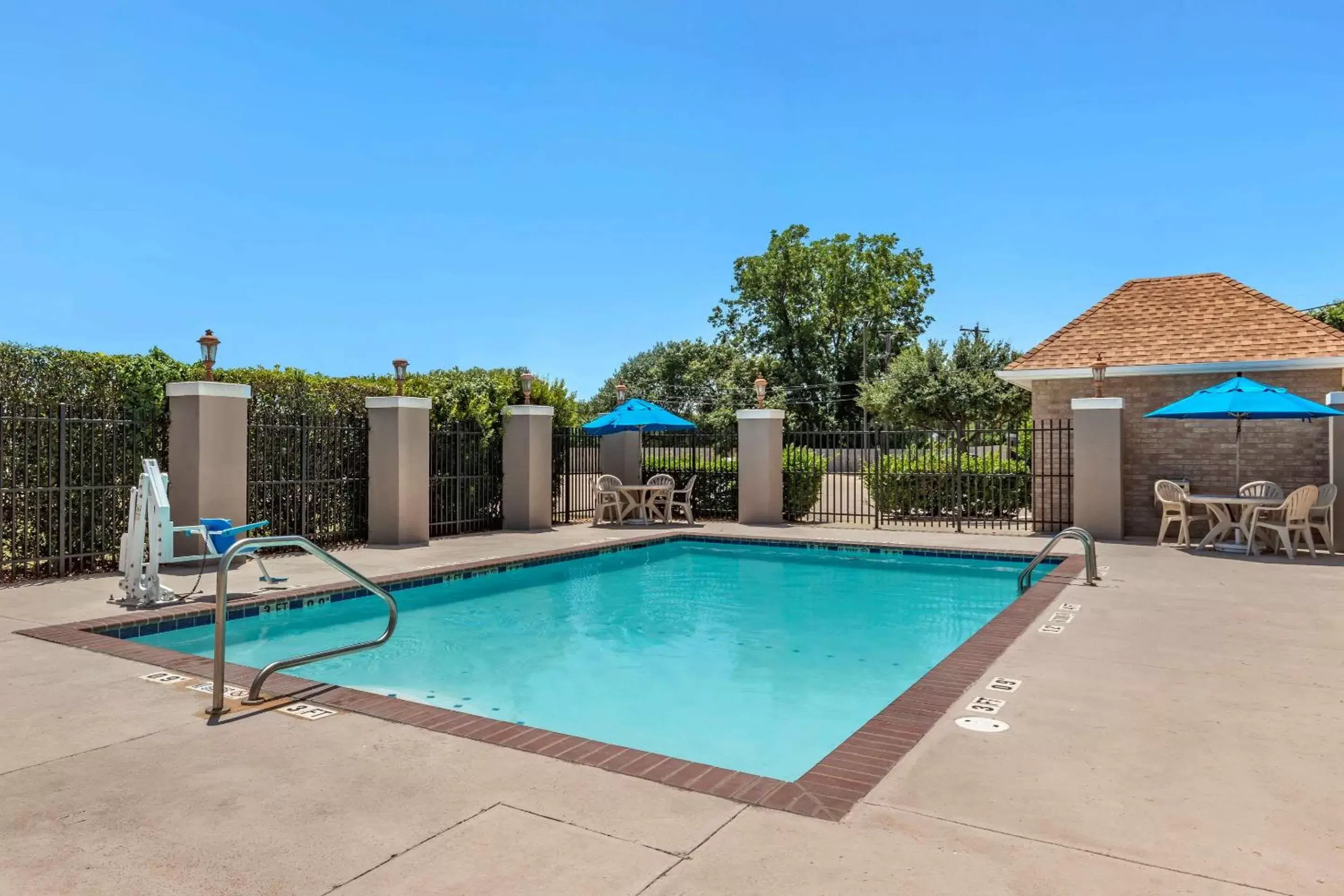 On site, Swimming Pool in Comfort Suites Waco Near University Area