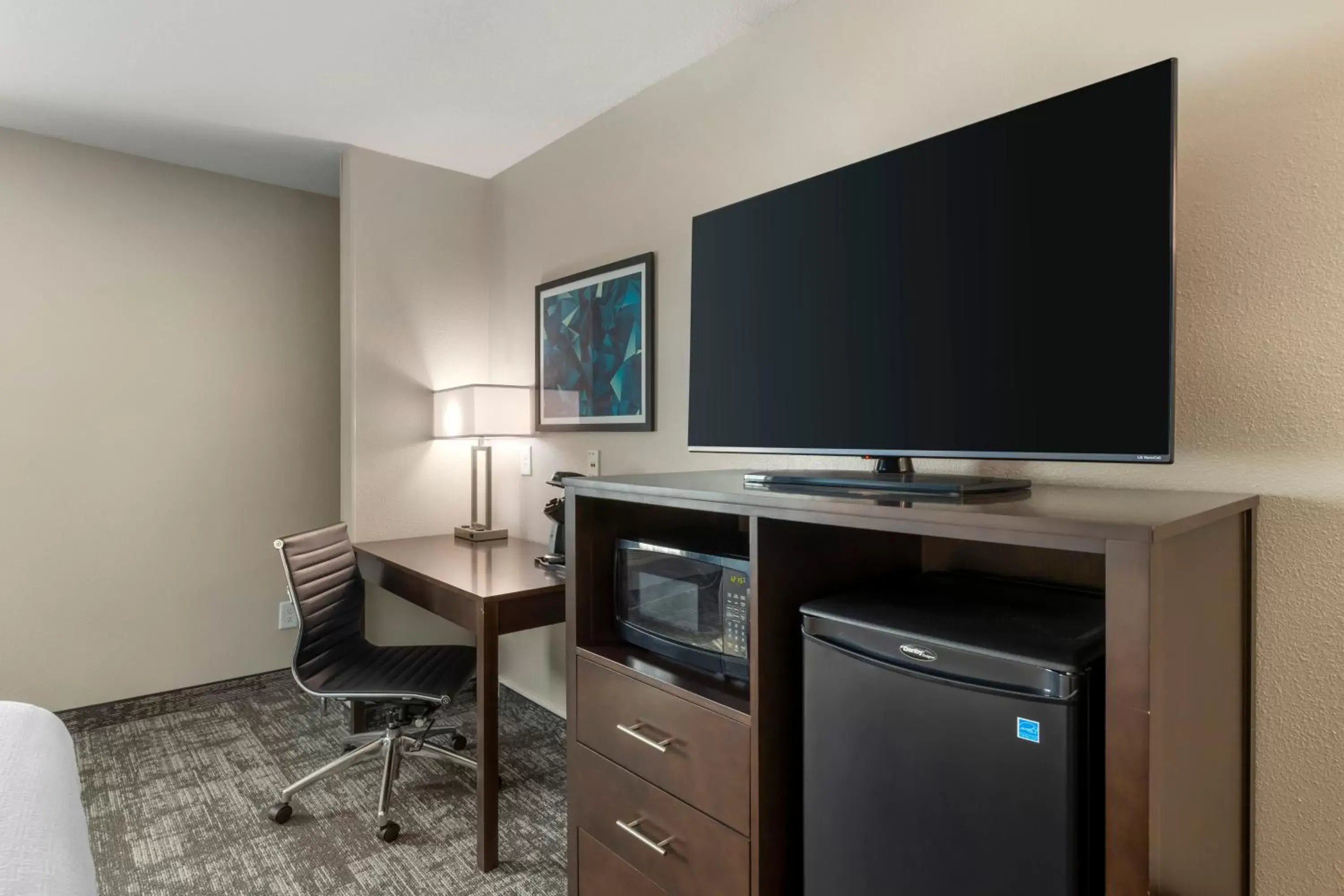 minibar, TV/Entertainment Center in Best Western Watertown Inn & Suites