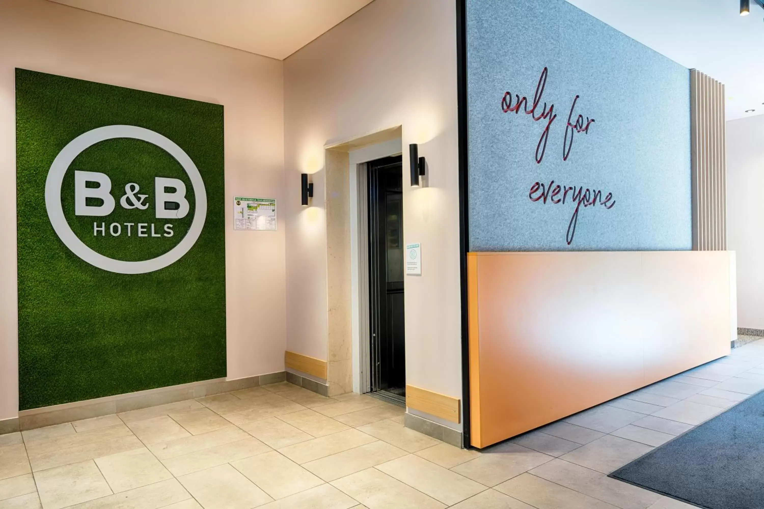 Lobby or reception, Property Logo/Sign in B&B Hotel München-Hbf