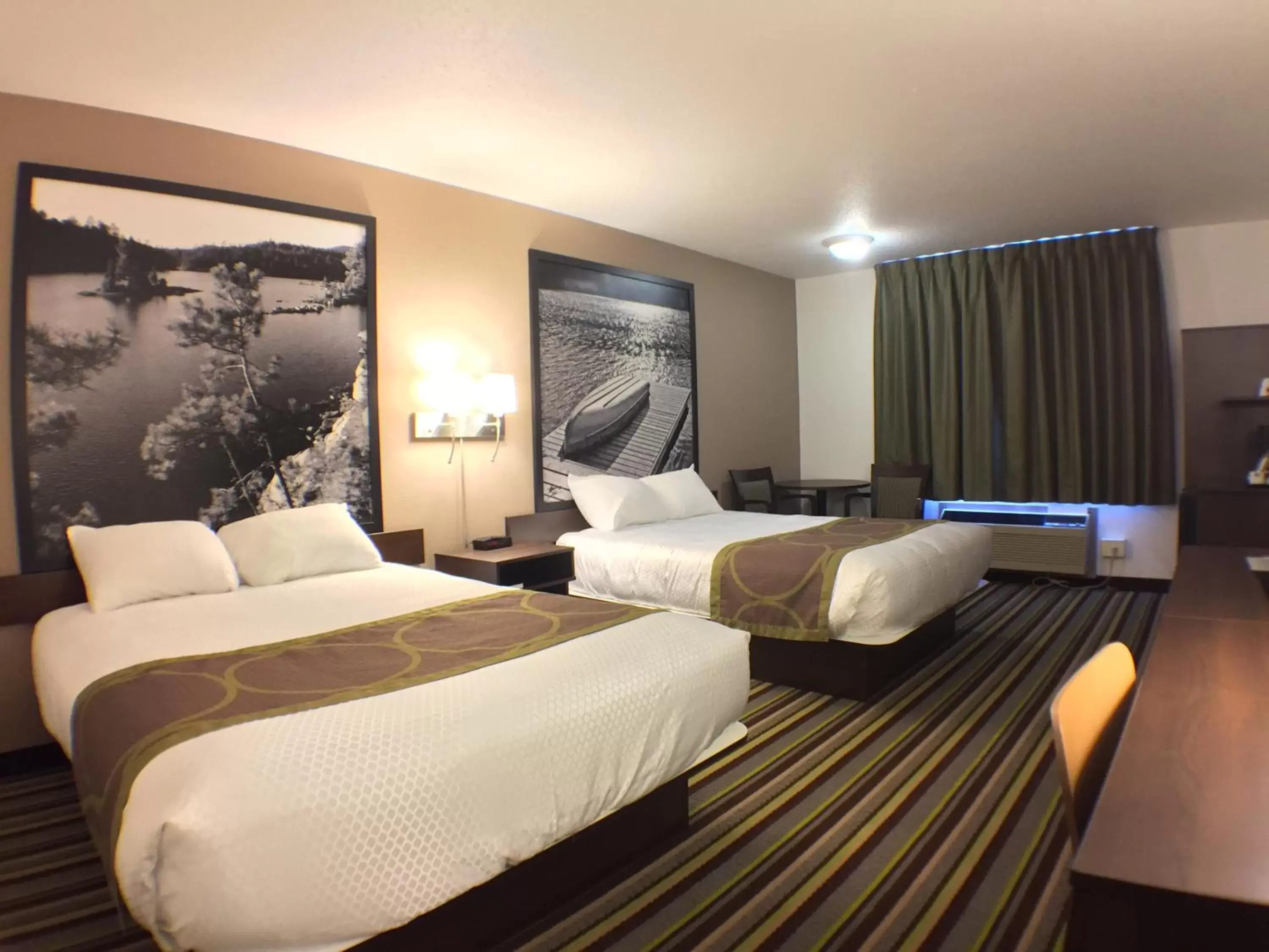 Photo of the whole room, Bed in Super 8 by Wyndham Kenora