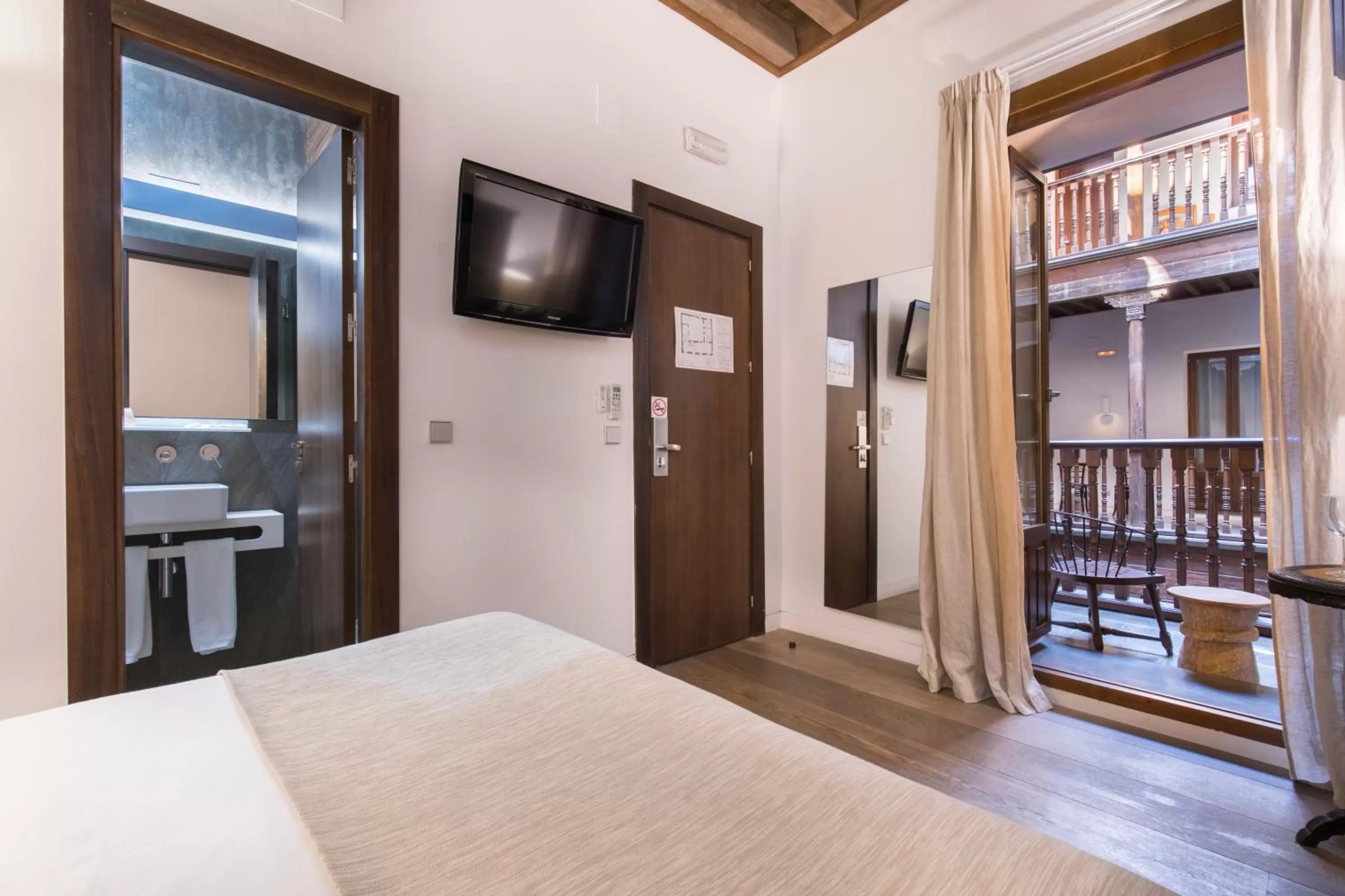 TV and multimedia, Bed in Shine Albayzín