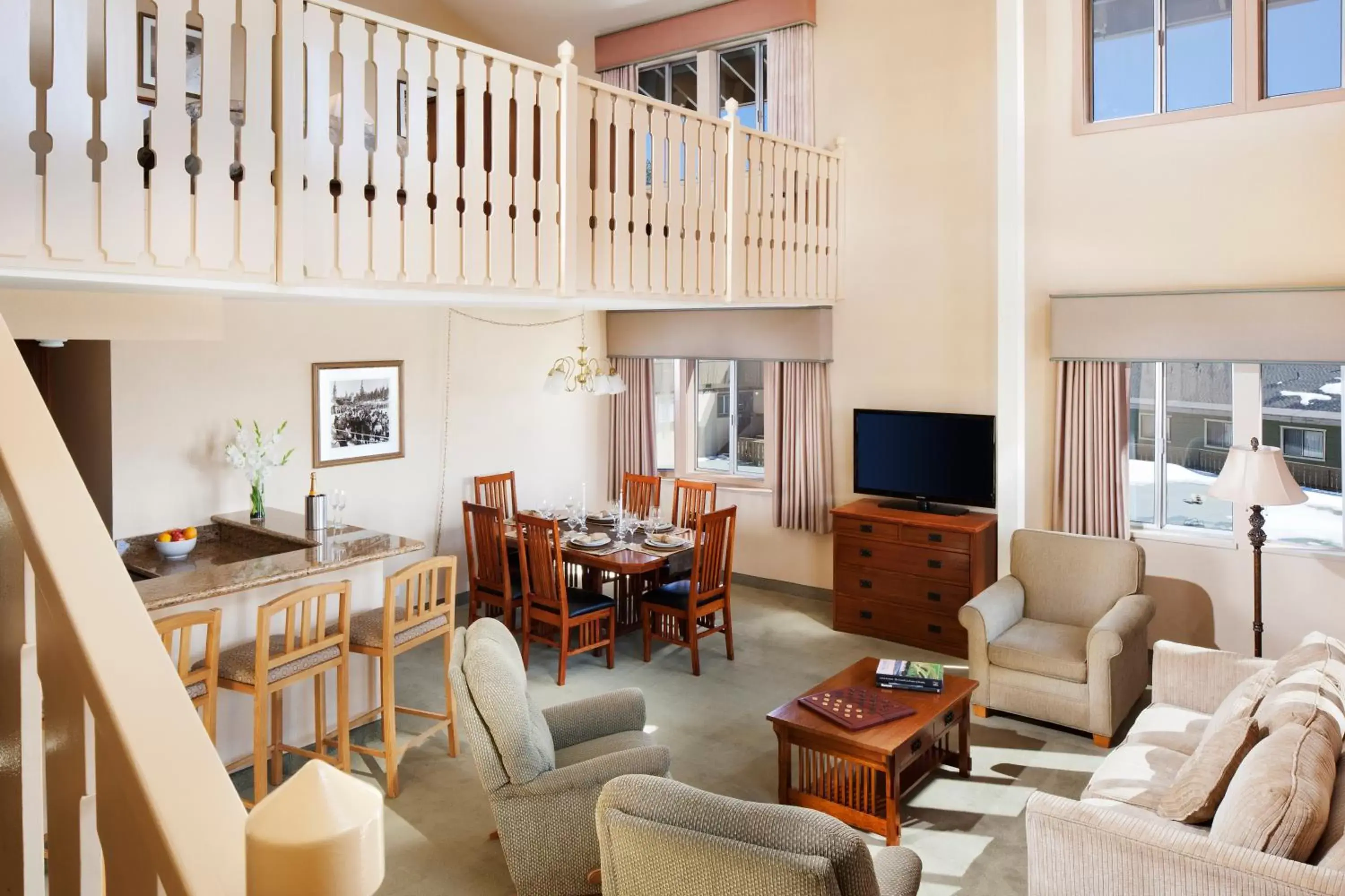 Living room, Seating Area in Mammoth Mountain Inn