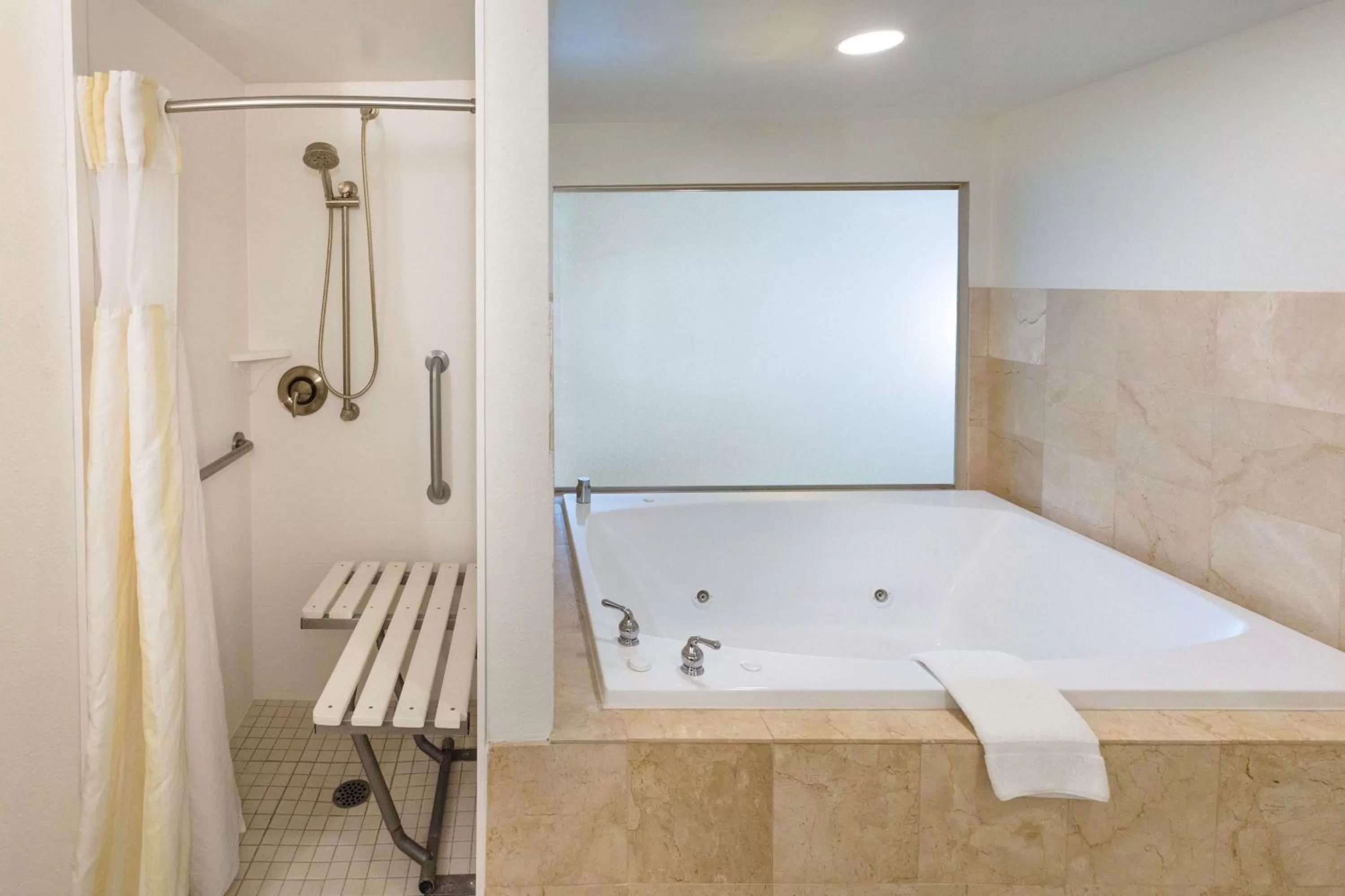 Bathroom in Hilton Garden Inn Jacksonville Airport