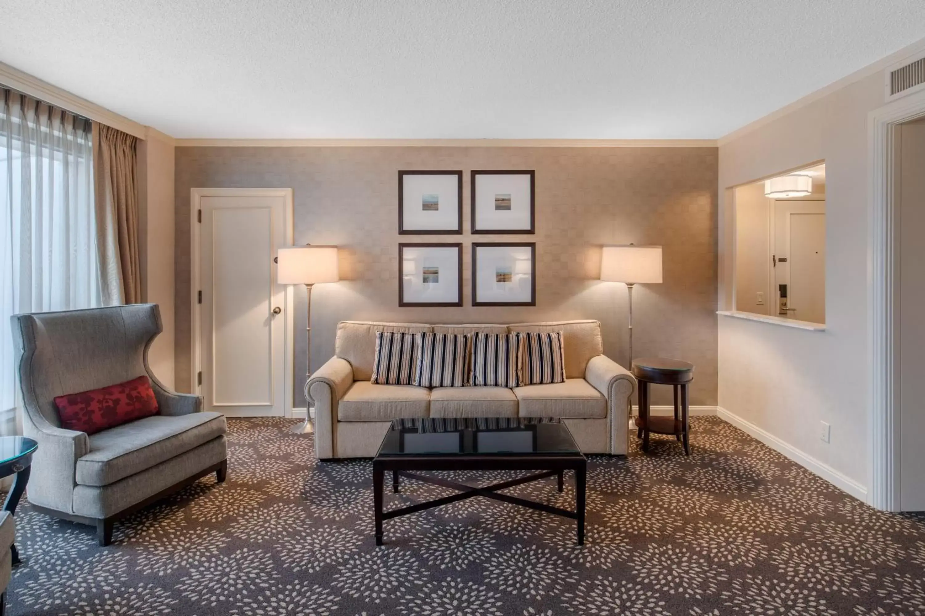 Living room, Seating Area in Omni Las Colinas Hotel