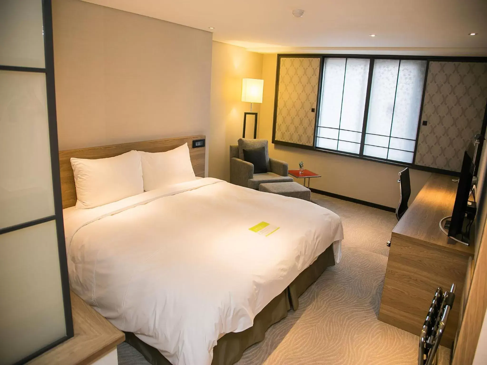 Photo of the whole room, Bed in Royal Inn Taipei Nanxi - MRT Zhongshan Station