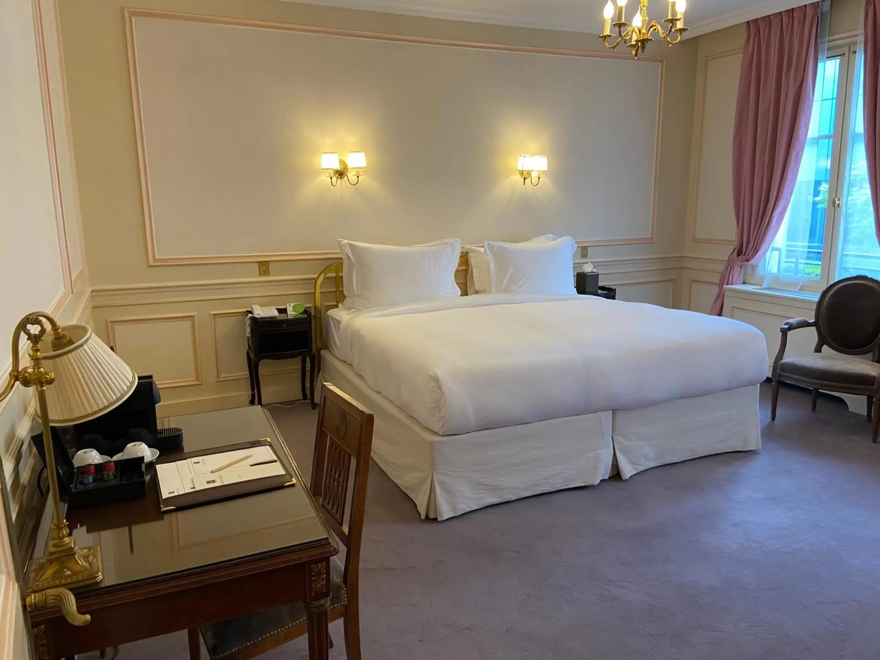 Photo of the whole room, Bed in Hôtel Raphael