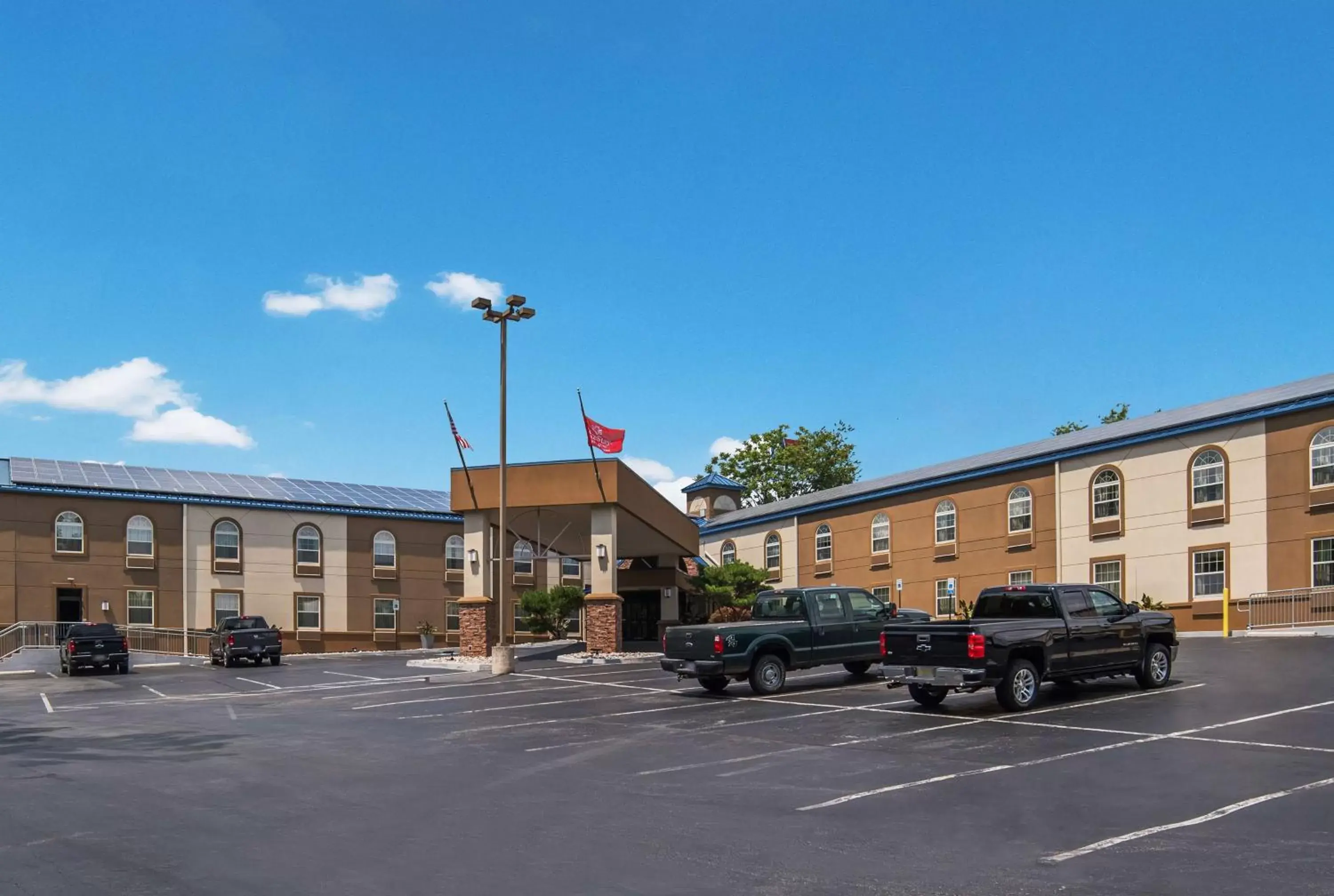 Property Building in SureStay Plus Hotel by Best Western Elizabethtown Hershey