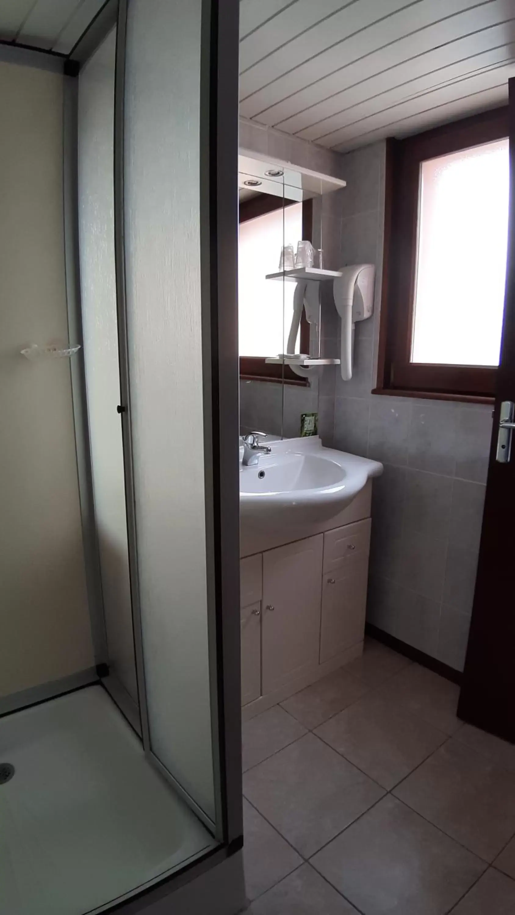Shower, Bathroom in Hotel De La Route Verte