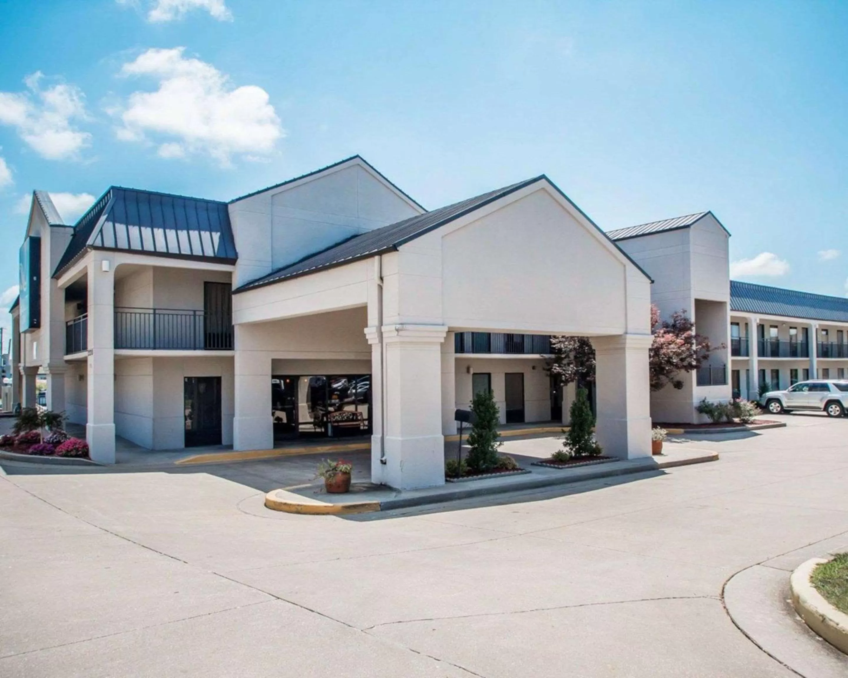 Property building in Quality Inn US65 & E Battlefield Rd Springfield