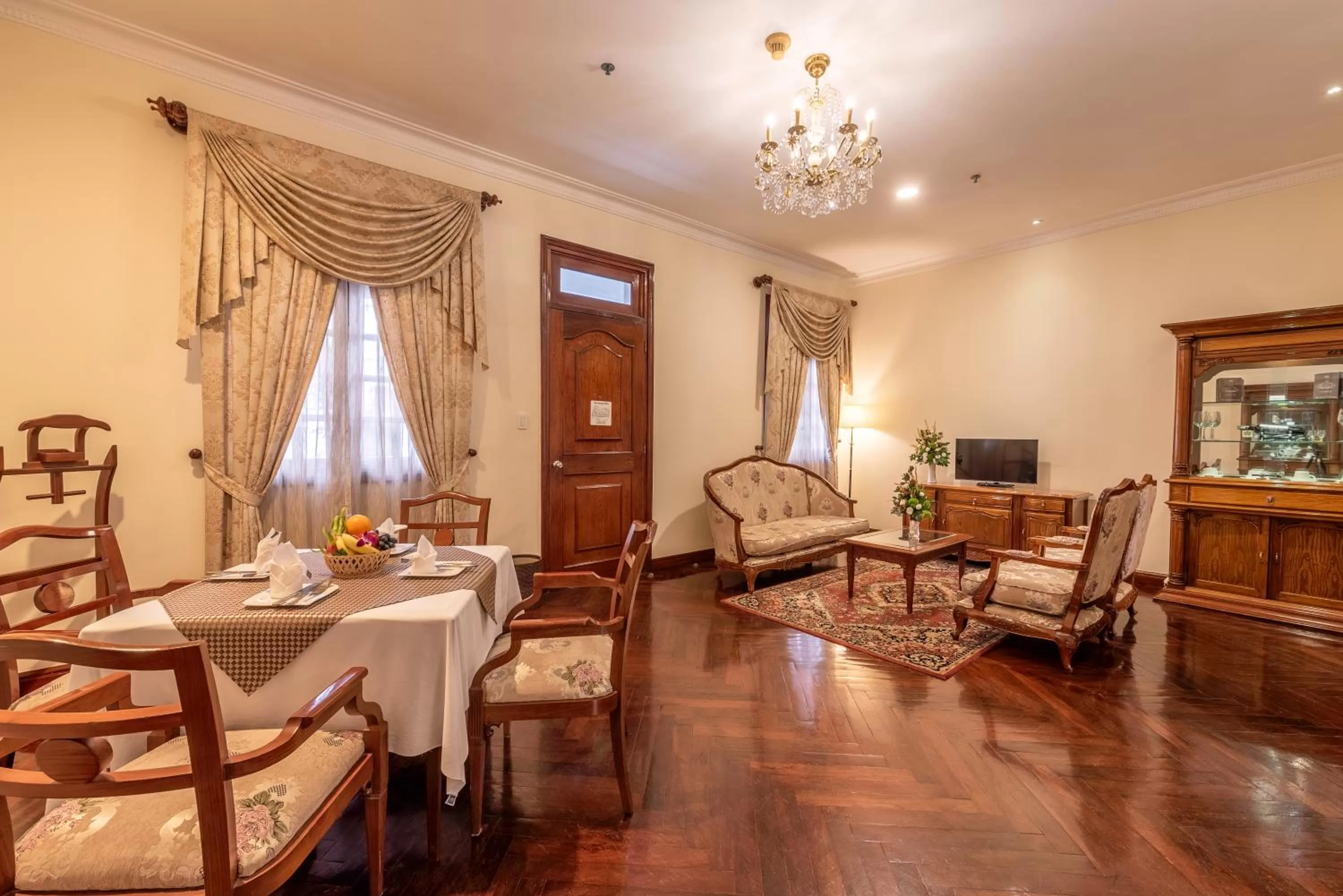 Living room in Hotel Grand Saigon