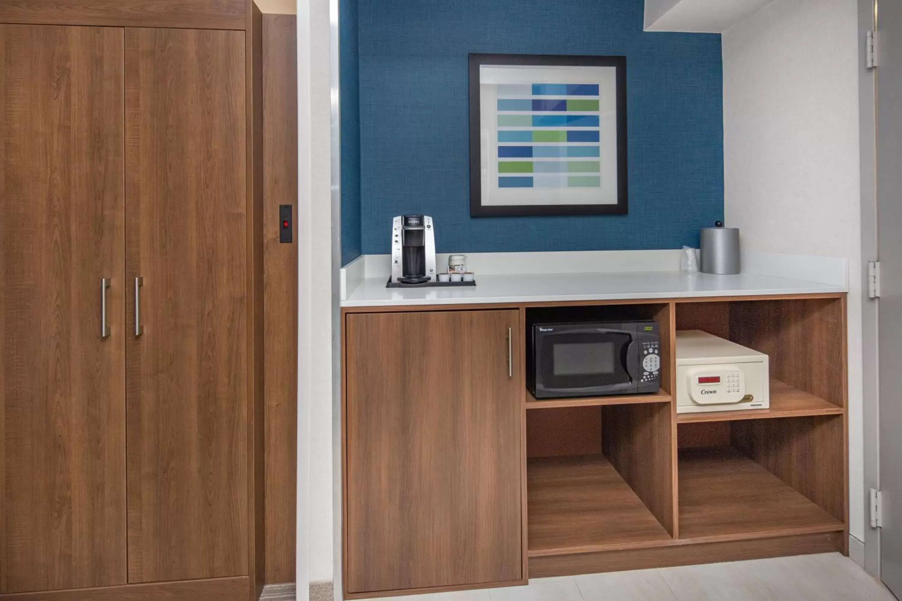 Coffee/tea facilities, Kitchen/Kitchenette in Holiday Inn Express Hotel & Suites San Diego Airport - Old Town, an IHG Hotel