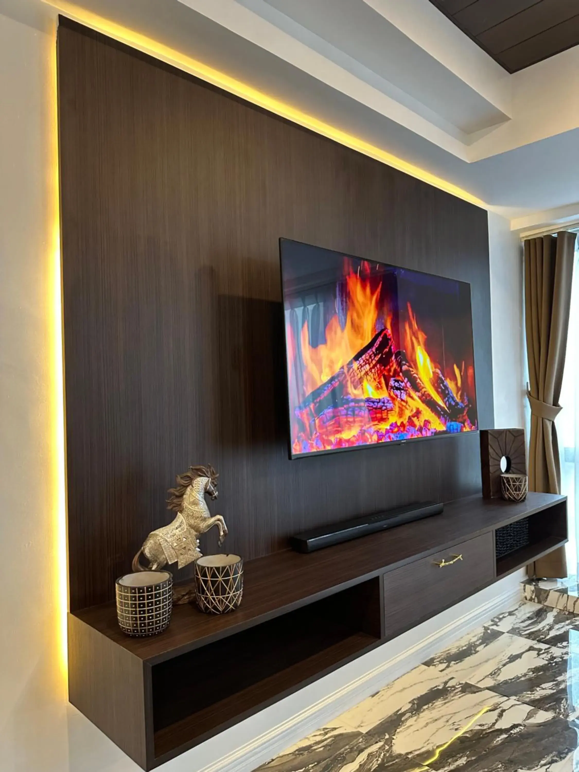 Communal lounge/ TV room, TV/Entertainment Center in Mpt Suites