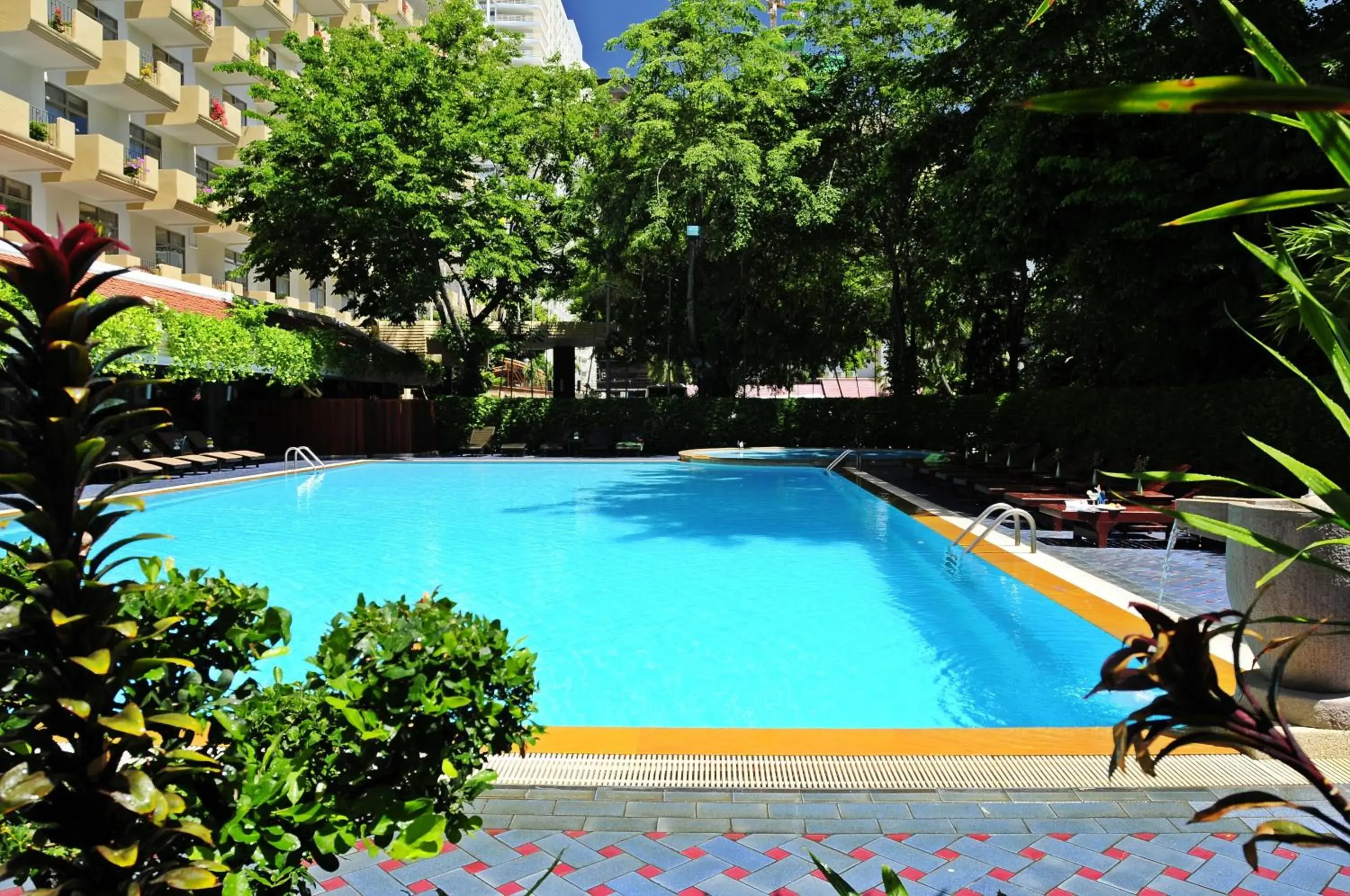 Facade/entrance, Swimming Pool in Golden Beach Hotel Pattaya