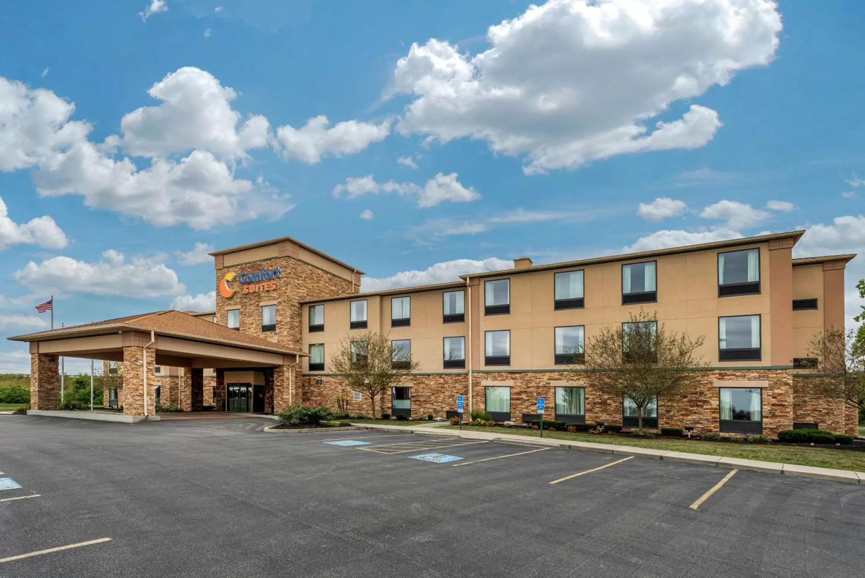Property building in Comfort Suites Dayton-Wright Patterson Property building in Comfort Suites Dayton-Wright Patterson