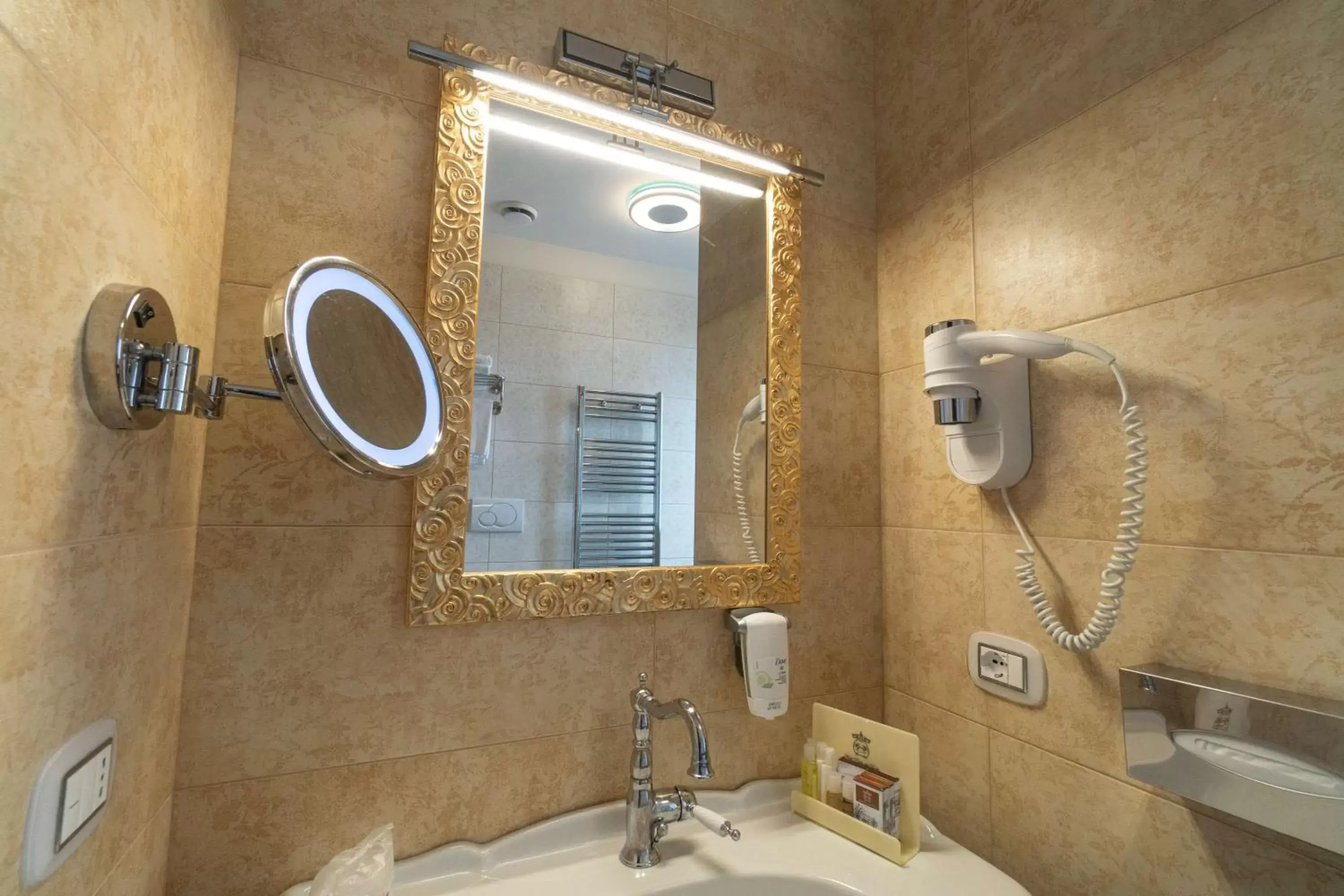 Bathroom in Best Western Plus Hotel Perla Del Porto