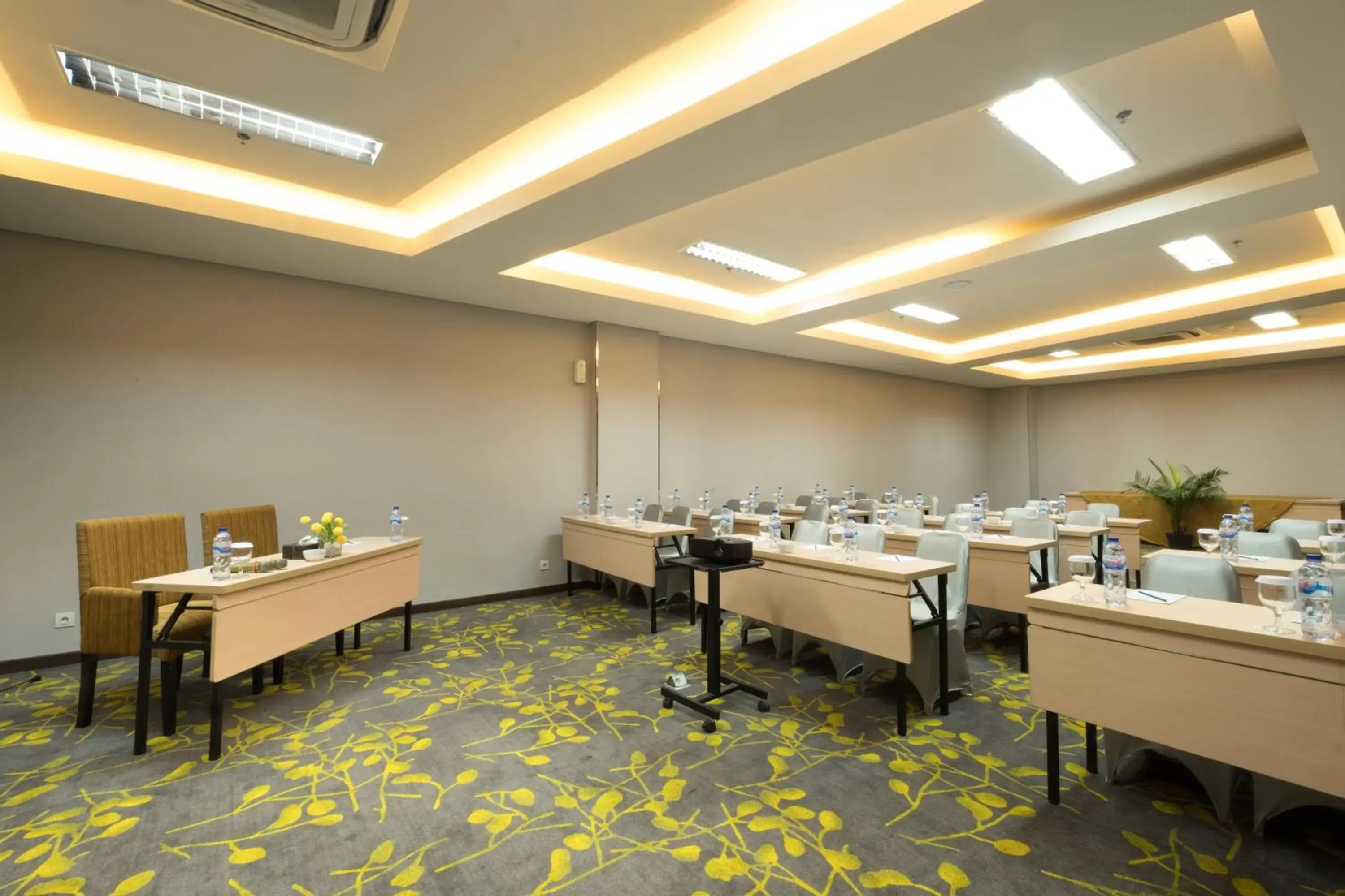 Meeting/conference room, Restaurant/Places to Eat in Hotel 88 ITC Fatmawati Jakarta By WH