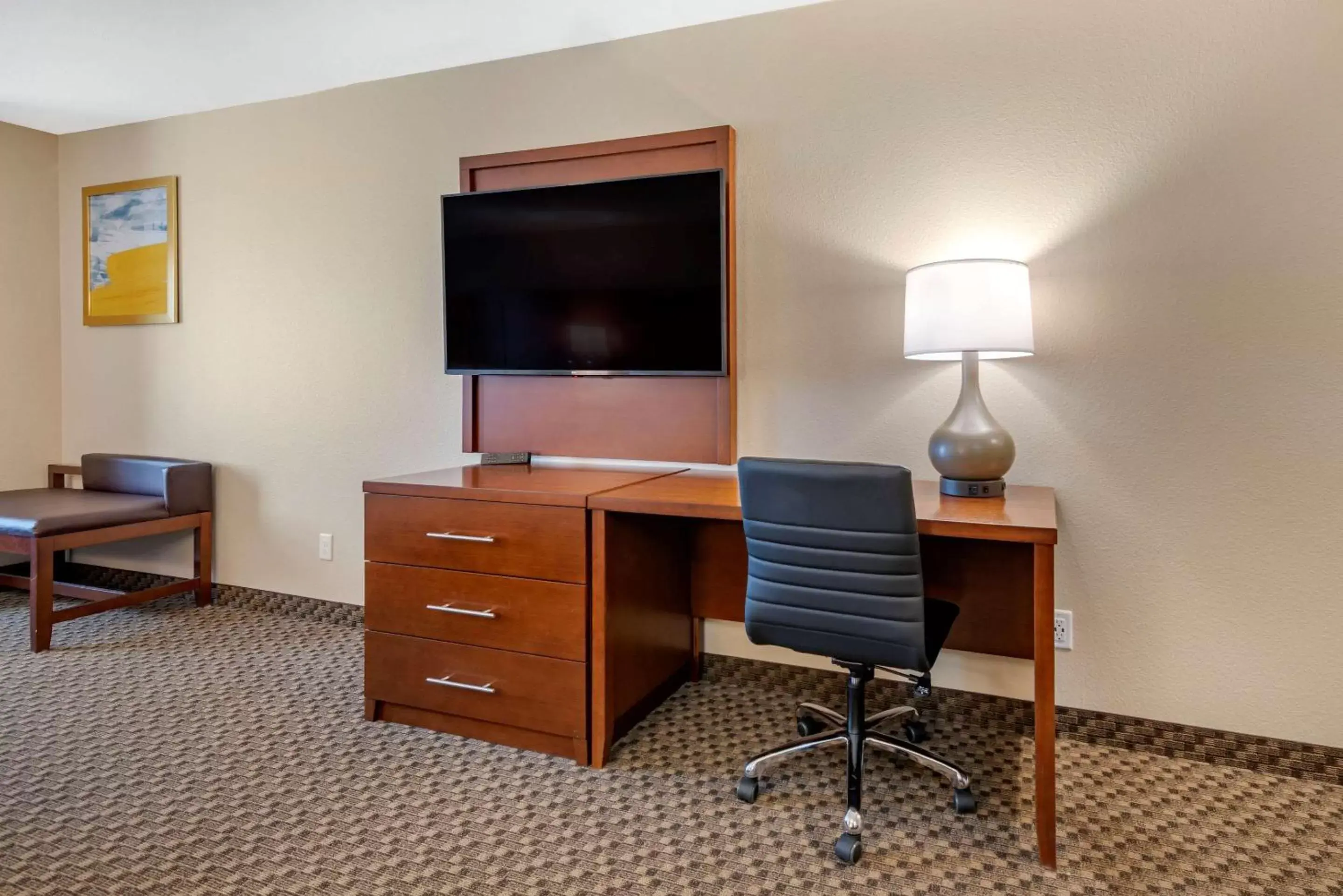 Bedroom, TV/Entertainment Center in Comfort Suites Broomfield-Boulder/Interlocken