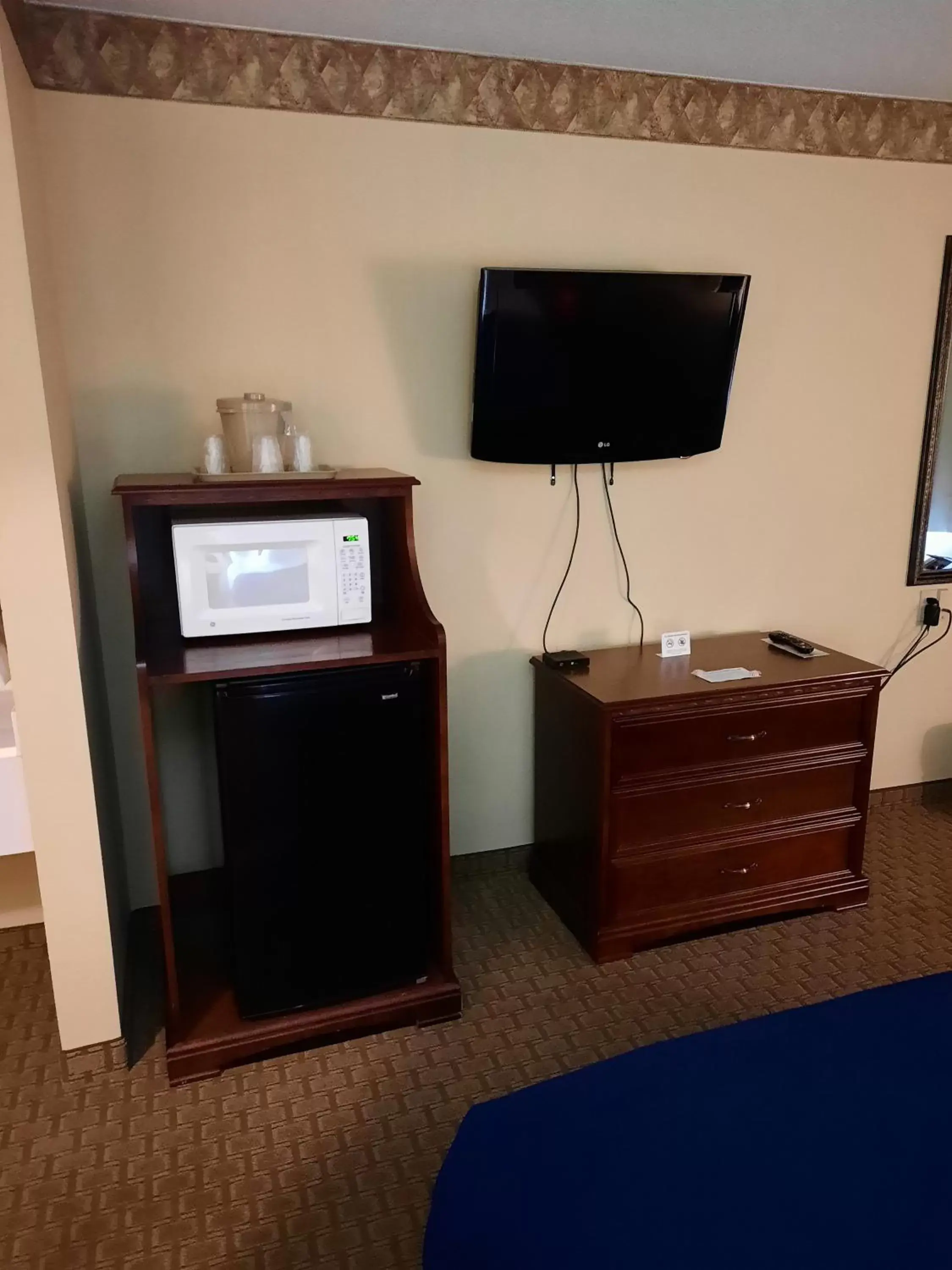 TV and multimedia, TV/Entertainment Center in Horse Creek Inn