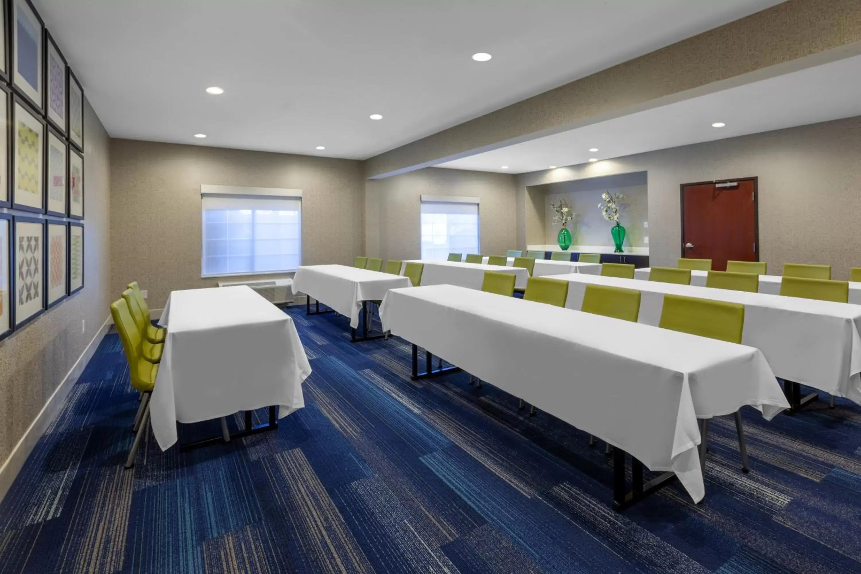 Meeting/conference room in Holiday Inn Express Hotel & Suites Woodhaven, an IHG Hotel