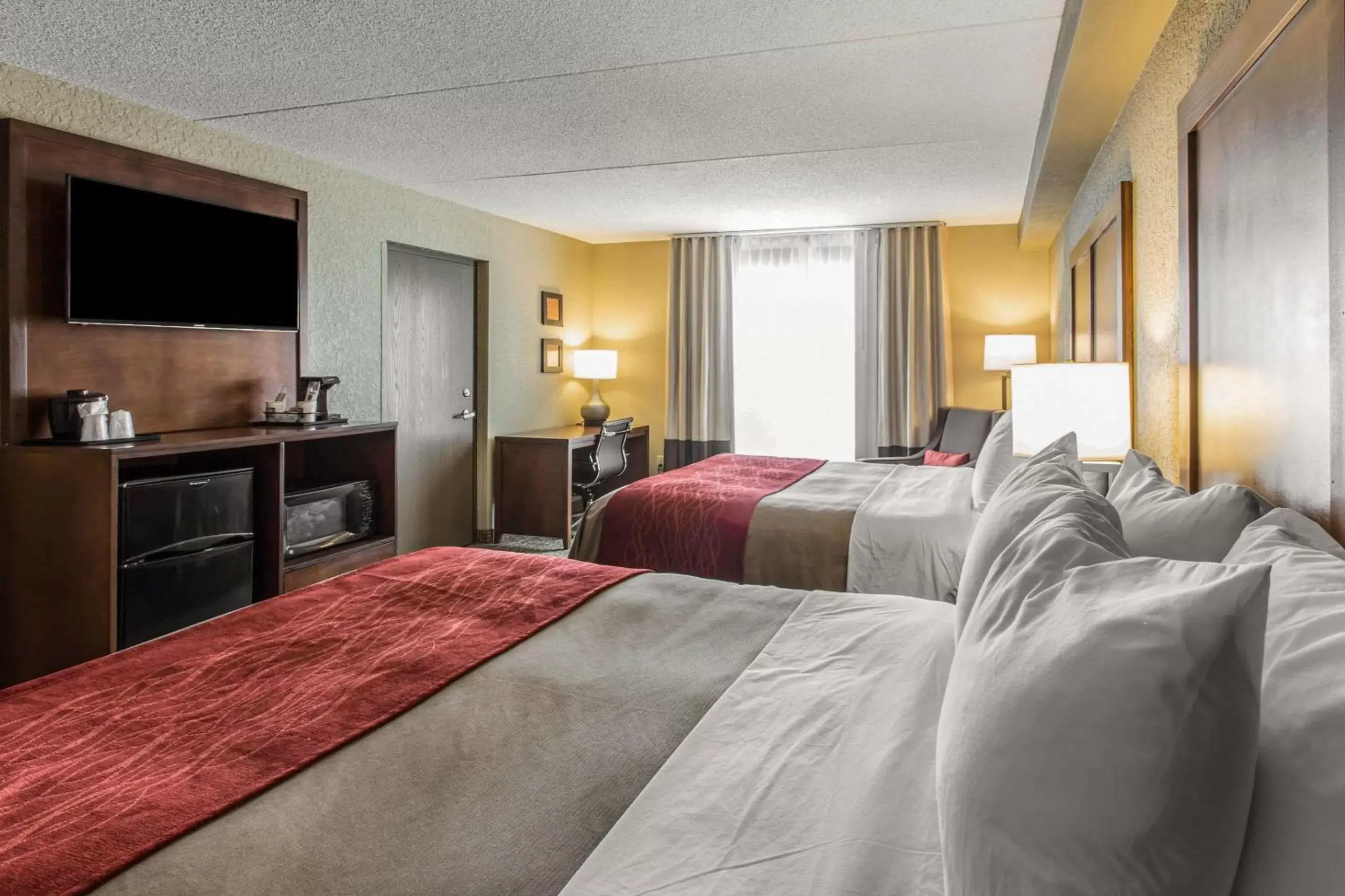 Photo of the whole room, Bed in Comfort Inn & Suites Knoxville West