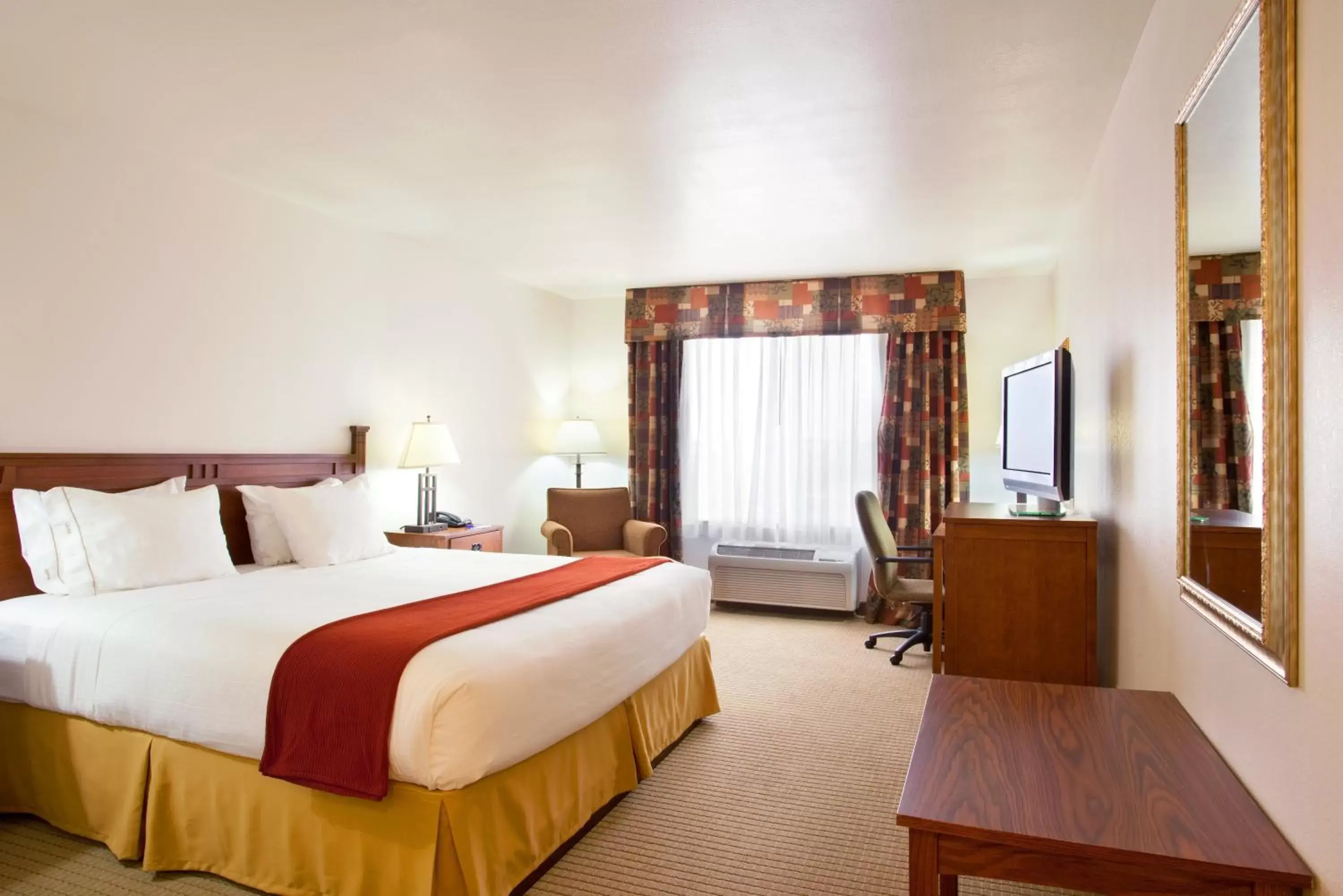 Photo of the whole room, Bed in Holiday Inn Express Hotel & Suites Mattoon, an IHG Hotel