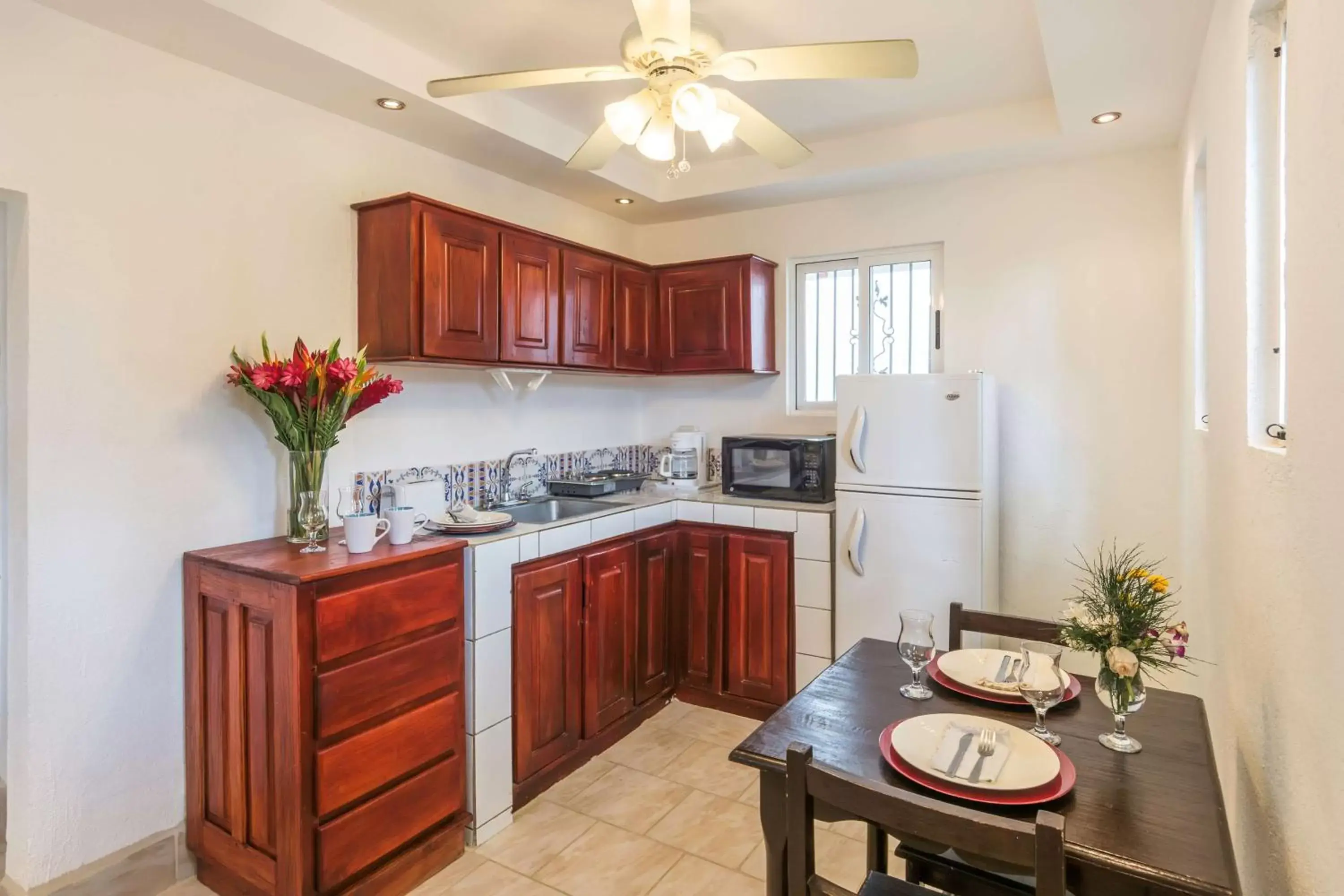 Photo of the whole room, Kitchen/Kitchenette in Best Western Tamarindo Vista Villas