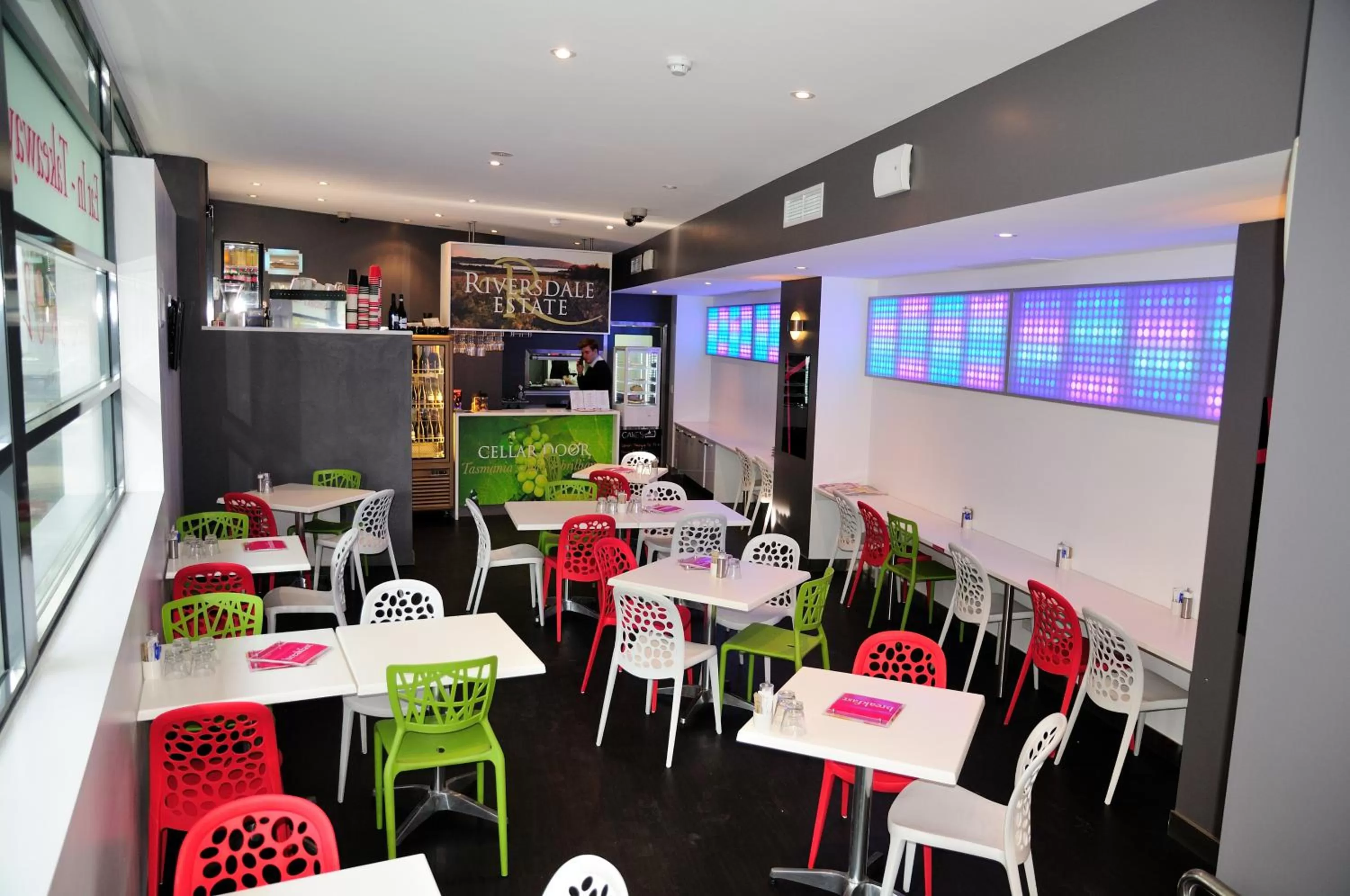 Restaurant/places to eat in Zero Davey Boutique Apartment Hotel