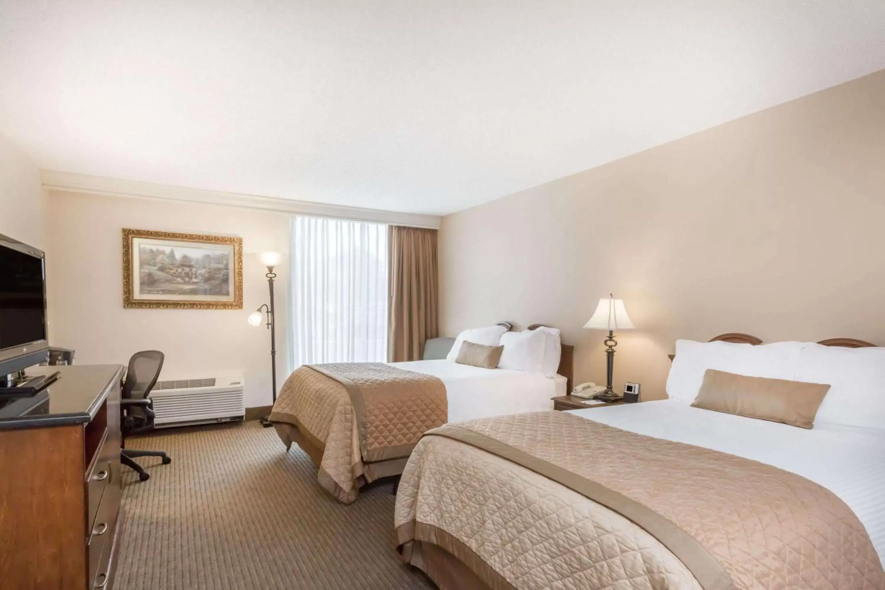 Photo of the whole room, Bed in Wyndham Riverfront Hotel
