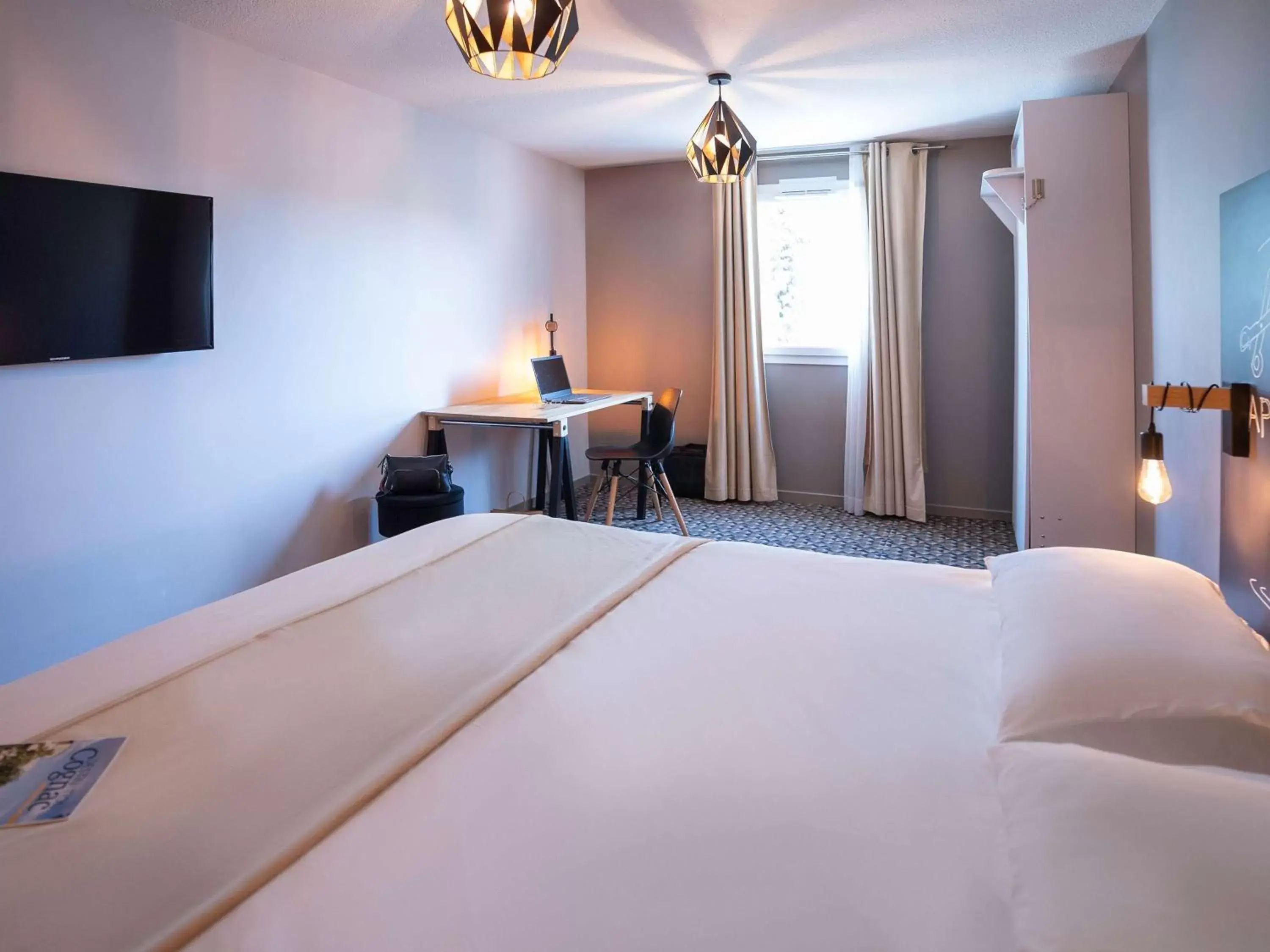 Bedroom, Bed in Ibis Styles Cognac