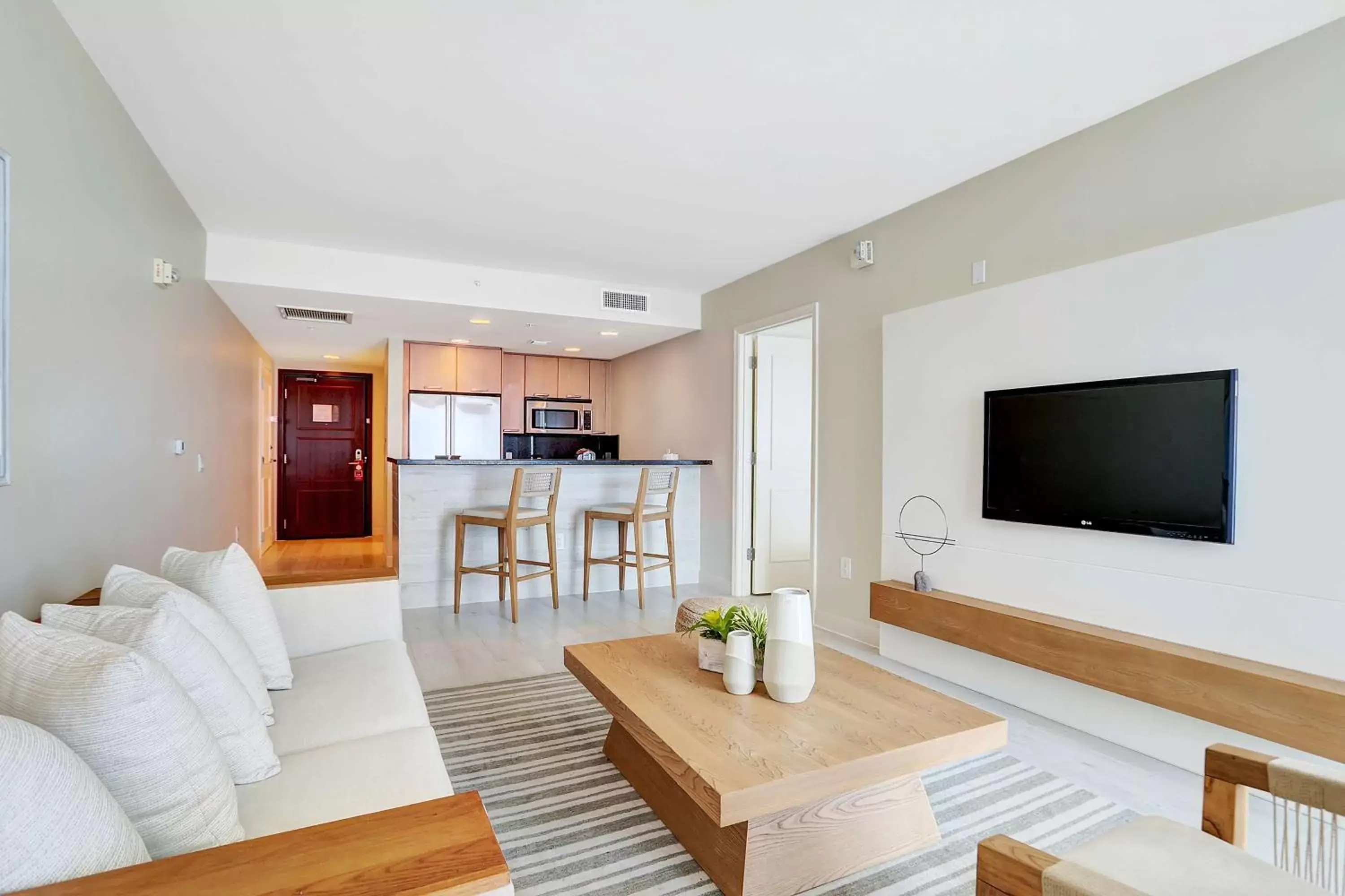 Living room, TV/Entertainment Center in Hilton Fort Lauderdale Beach Resort