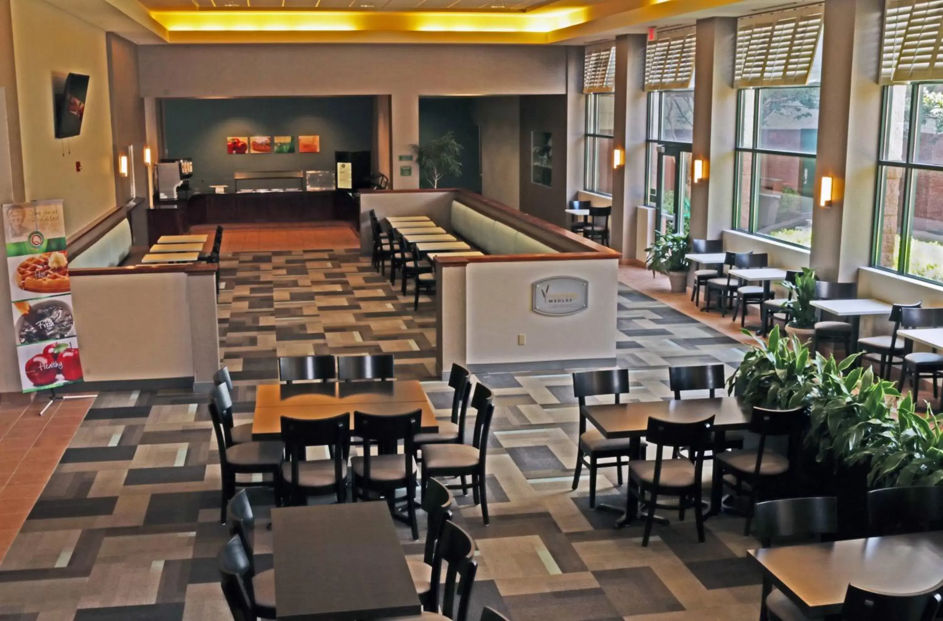 Restaurant/Places to Eat in Quality Suites Lake Wright Norfolk Airport