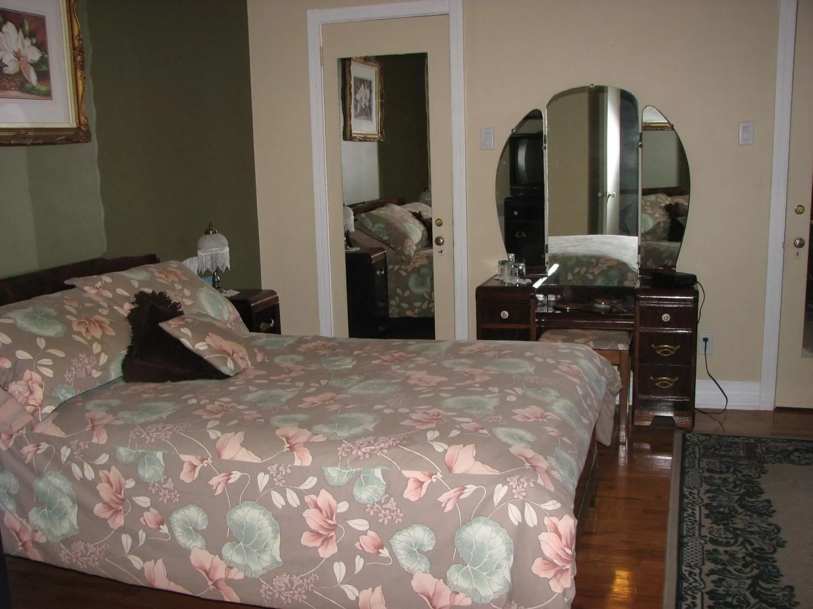 Photo of the whole room, Bed in Magnolia B&B