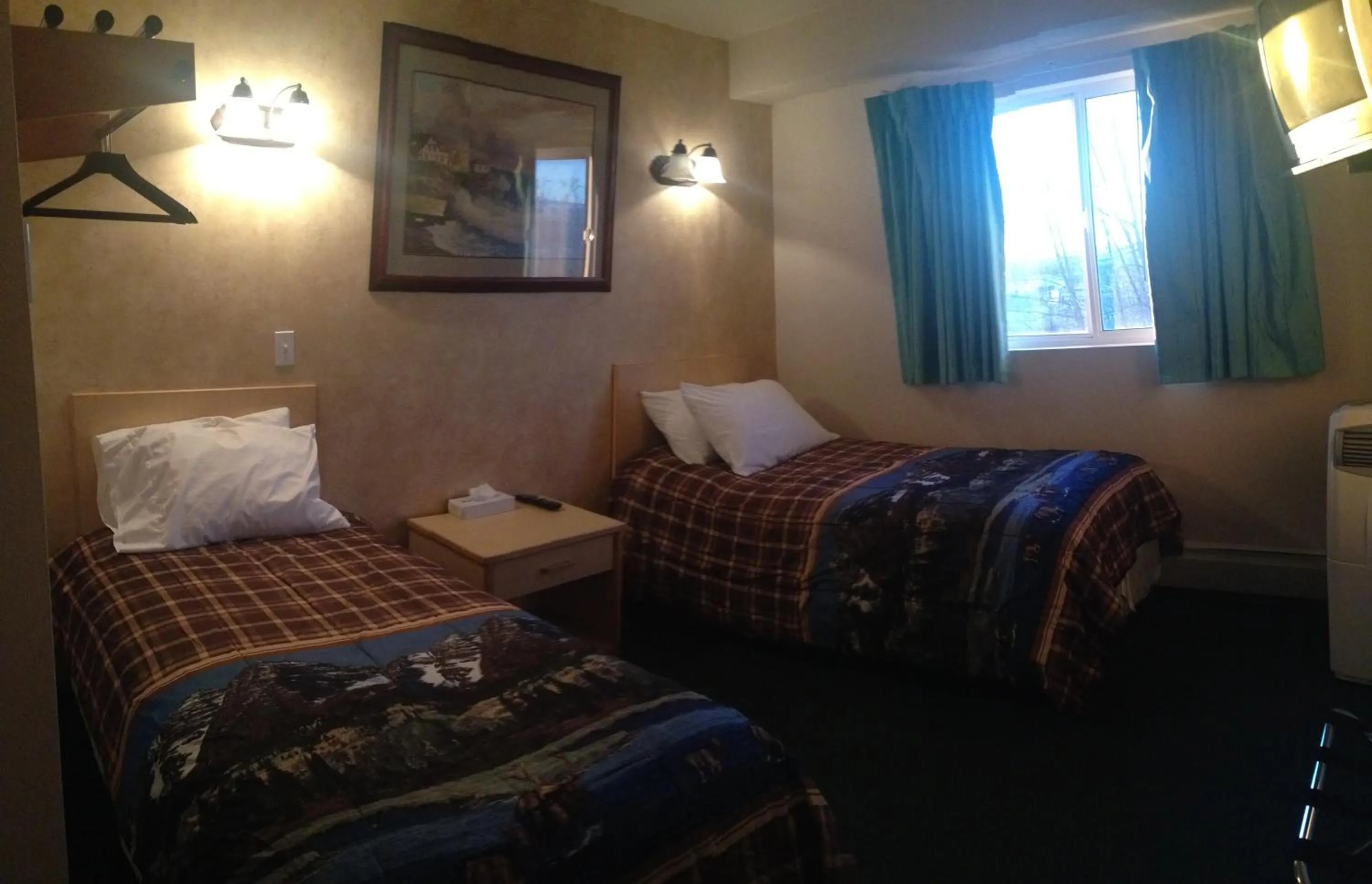 Day, Bed in Windbreak Cafe