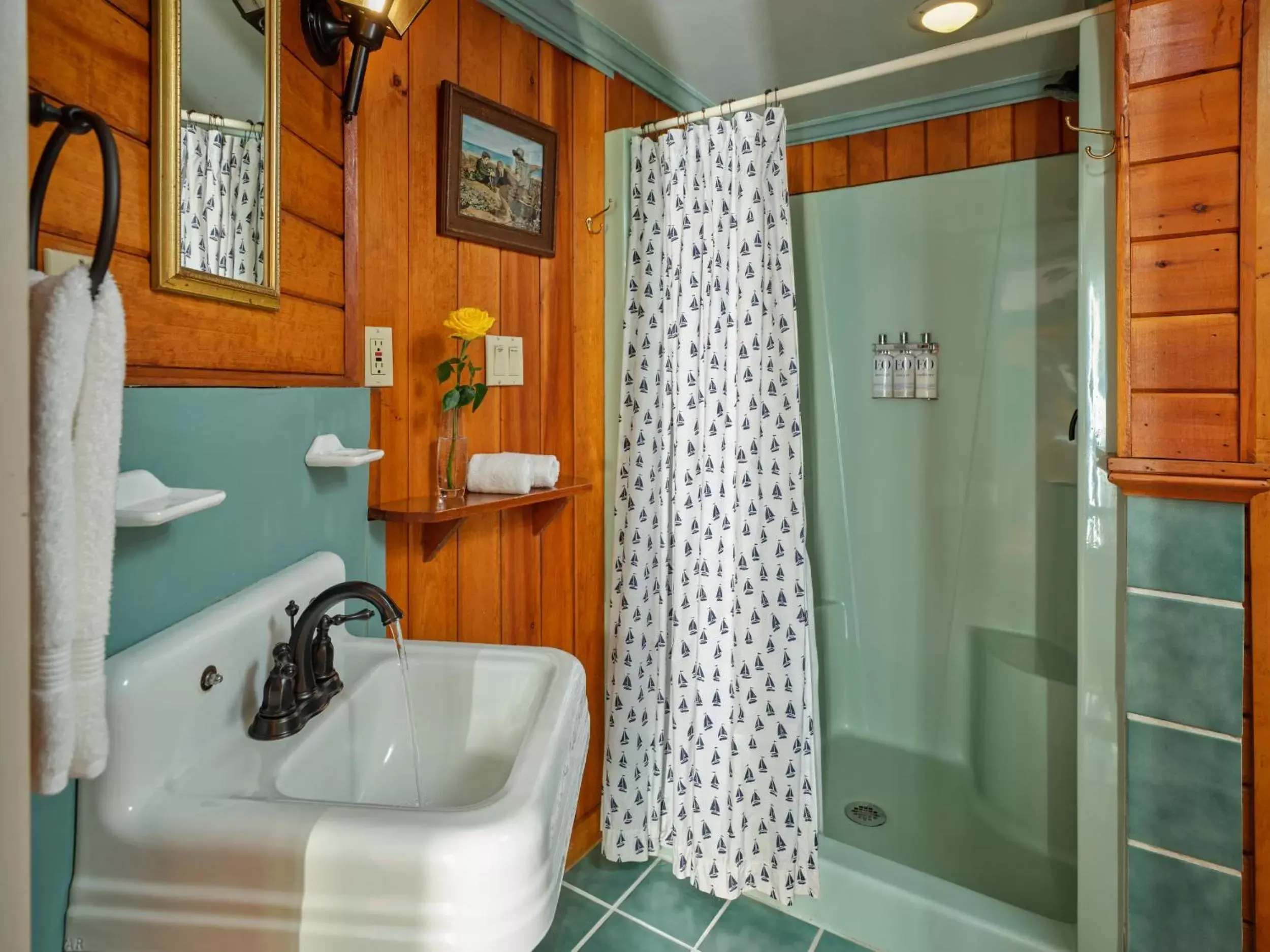 Shower, Bathroom in Abbey's Lantern Hill Inn