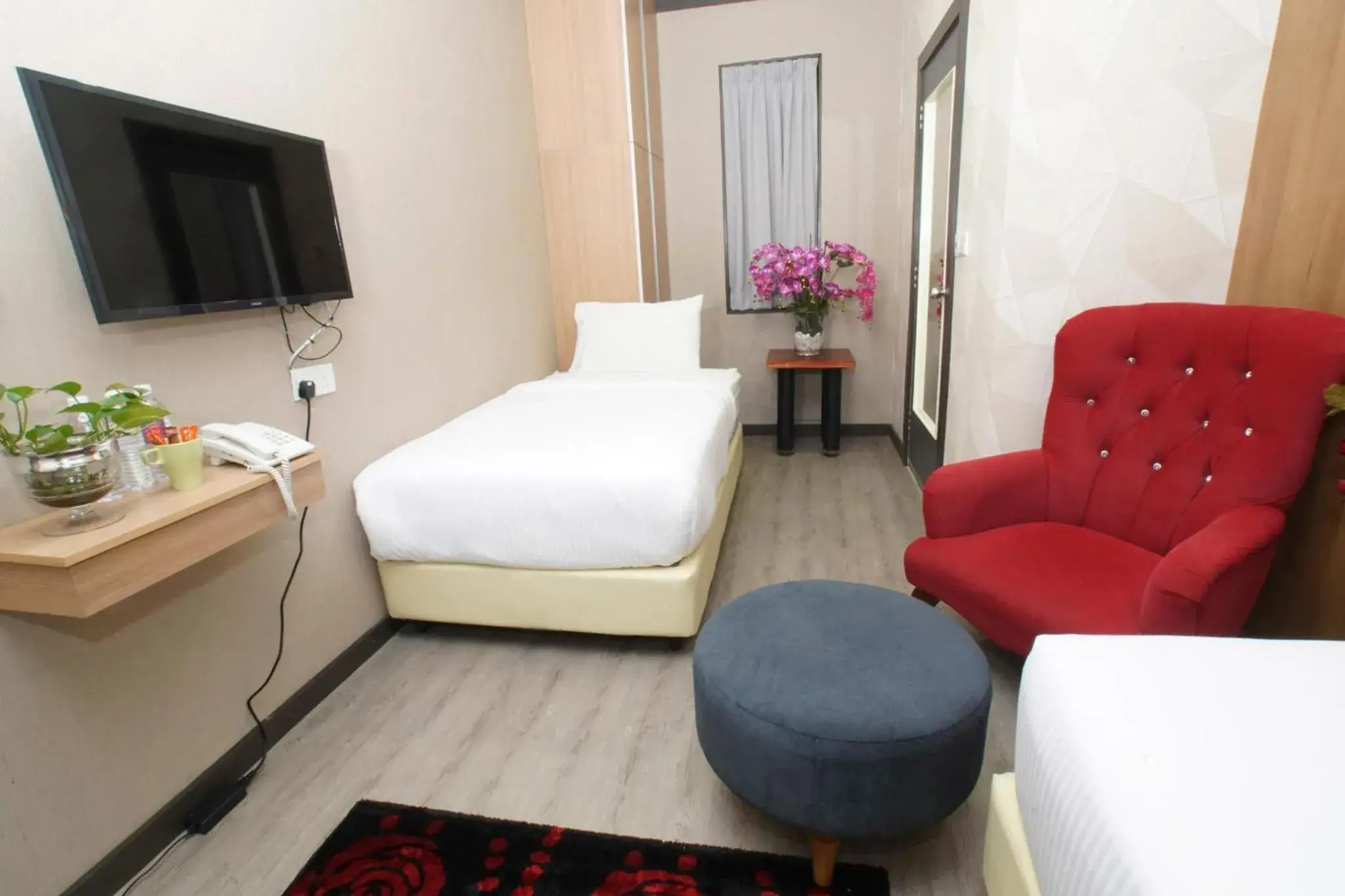 Bed, TV/Entertainment Center in Vivids Hotel