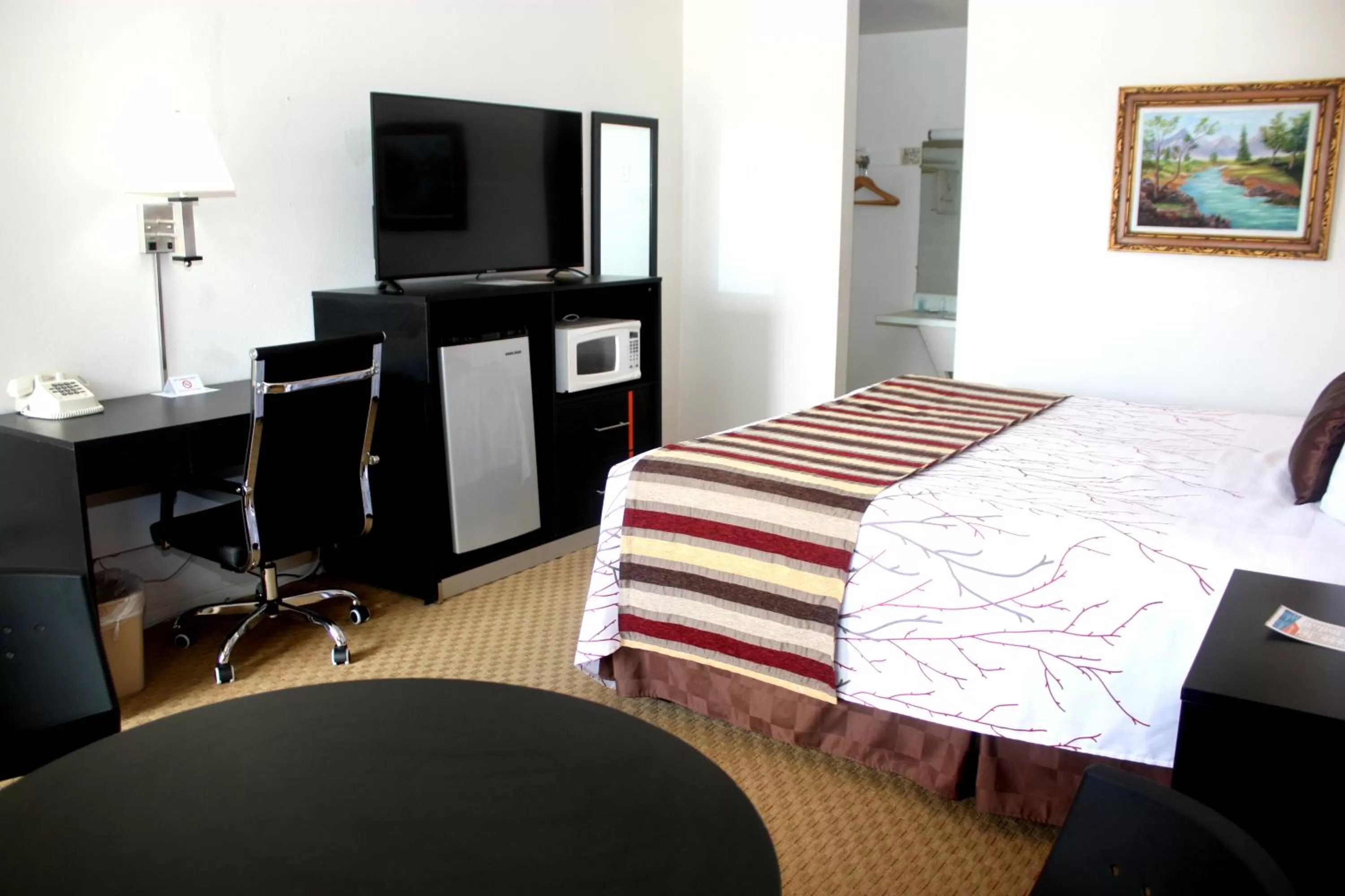 Bed in Chaparral Motor Inn