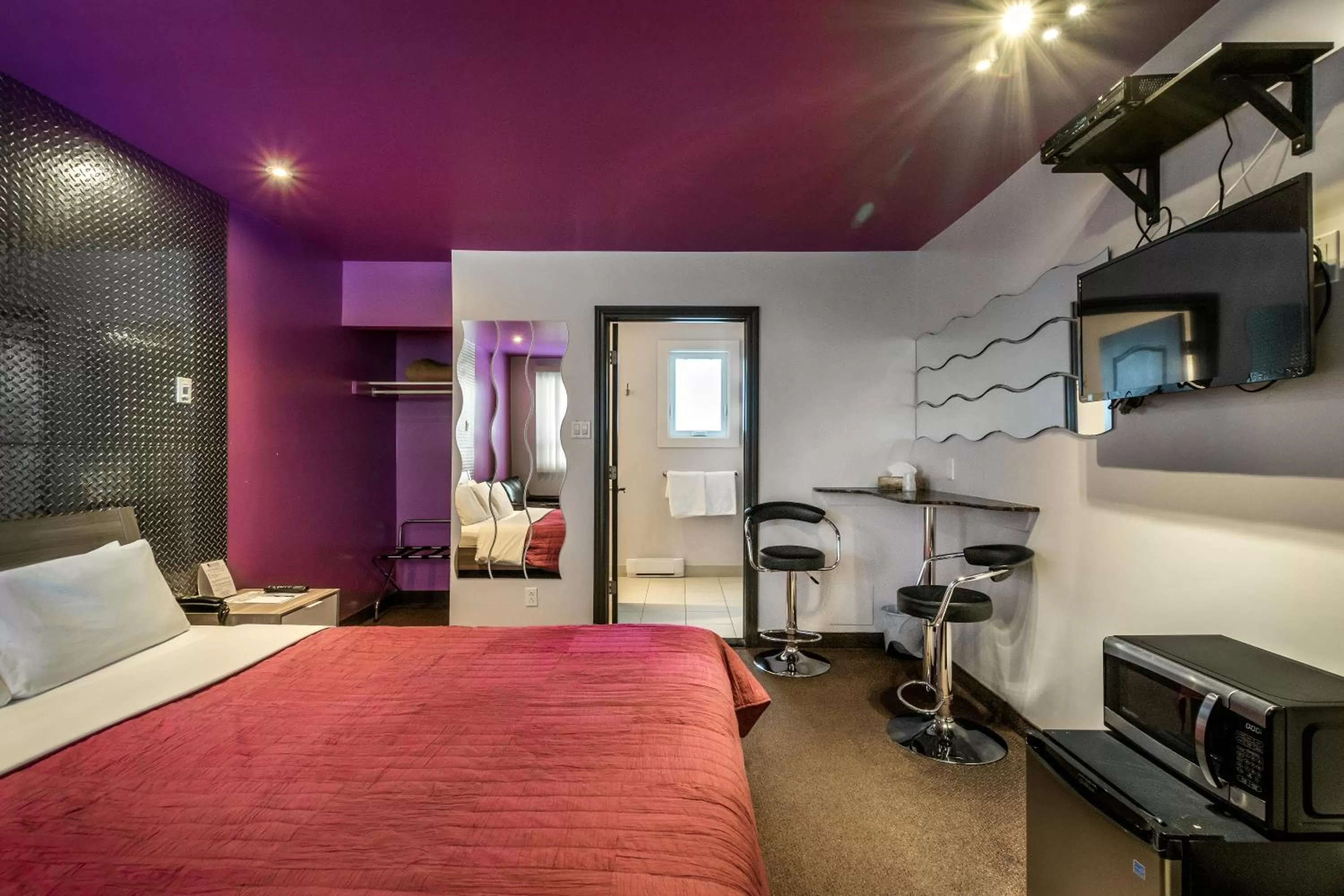 Photo of the whole room, Bed in Auberge St. Jacques