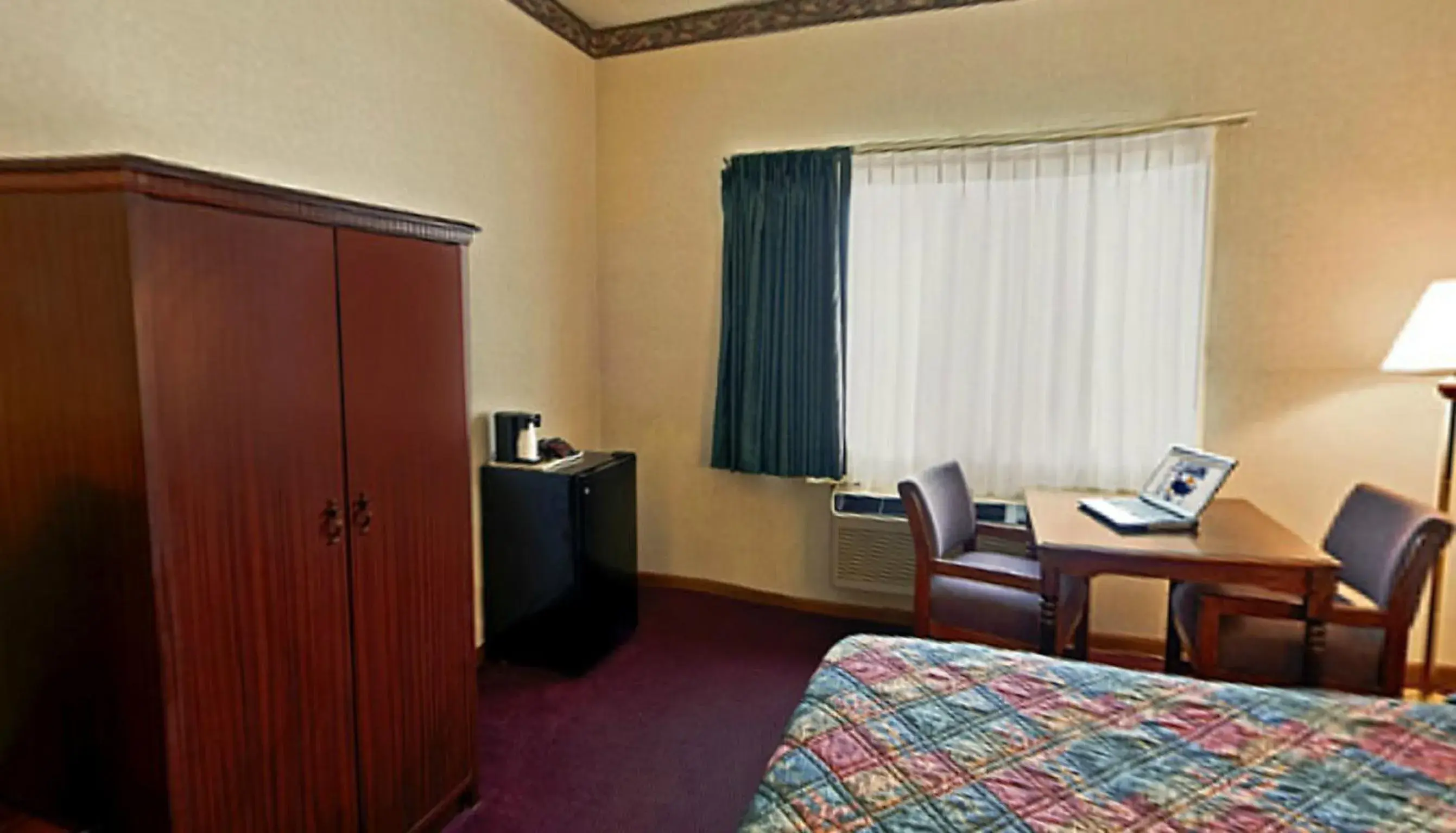 Bedroom, Bed in Americas Best Value Inn & Suites Waukegan Gurnee