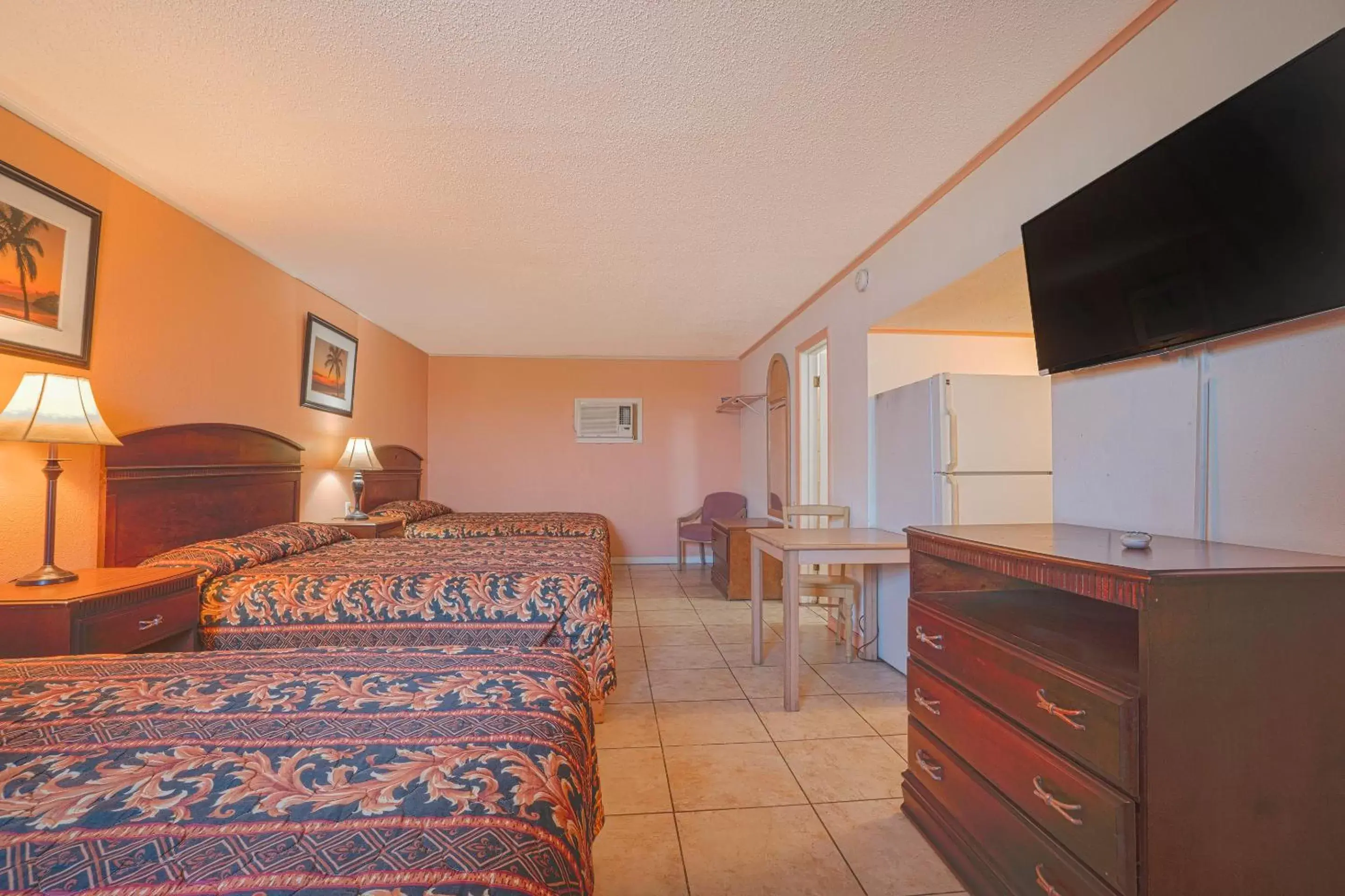 Bedroom, TV/Entertainment Center in Monterrey Motel Padre Island, Corpus Christi BY OYO