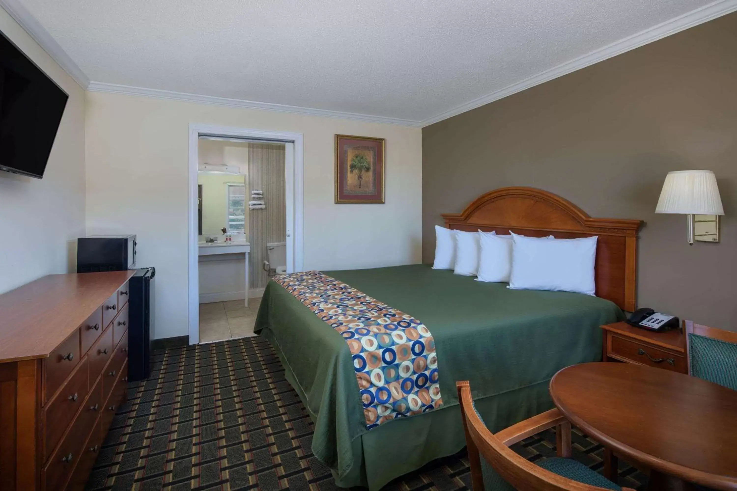 Photo of the whole room, Bed in Travelodge by Wyndham Orangeburg