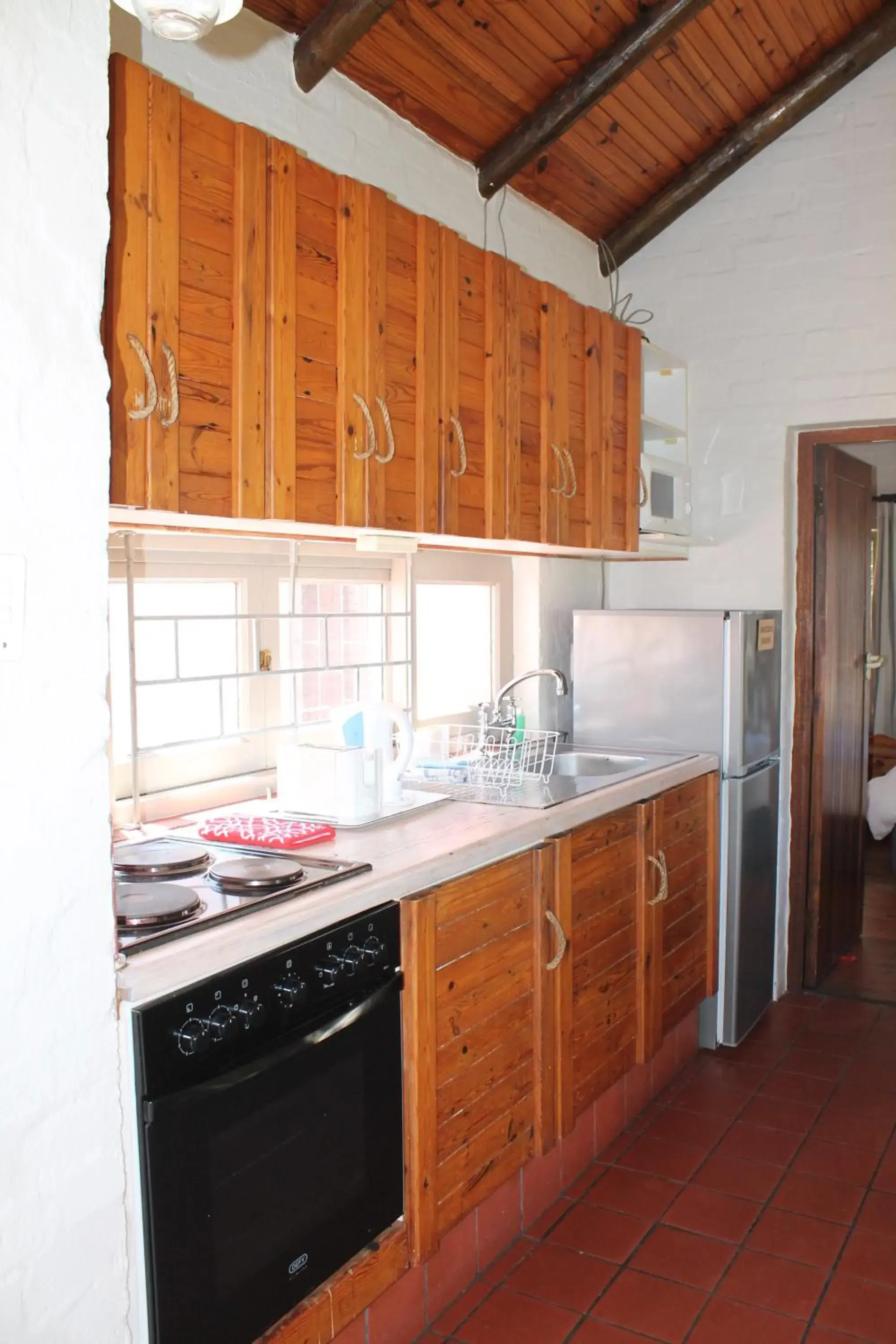 Kitchen or kitchenette, Kitchen/Kitchenette in Blue Bay Lodge