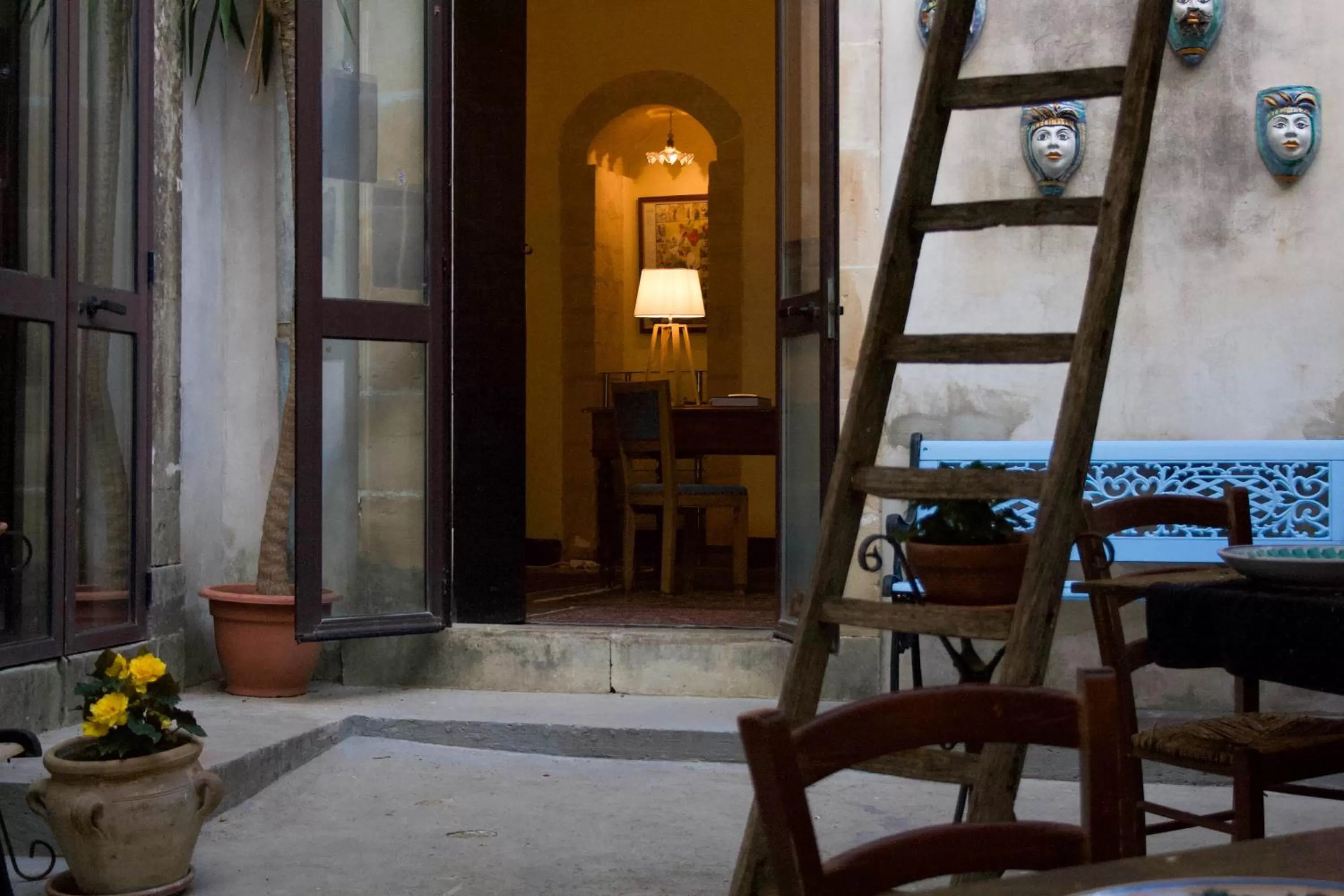 Patio in Residenza Donnafugata B&B