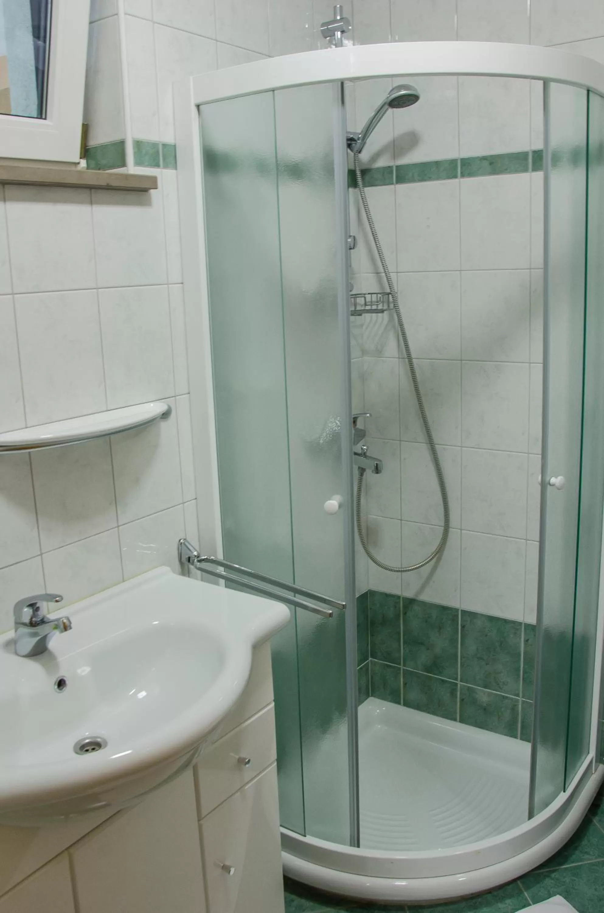 Shower in Miškar Rooms