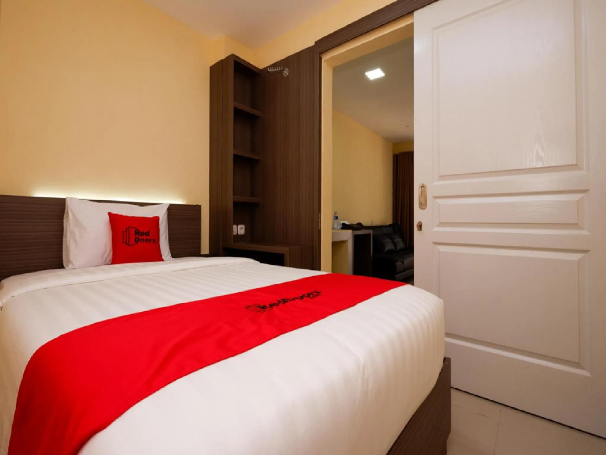 Bedroom, Bed in RedDoorz Plus near Paragon Mall Semarang