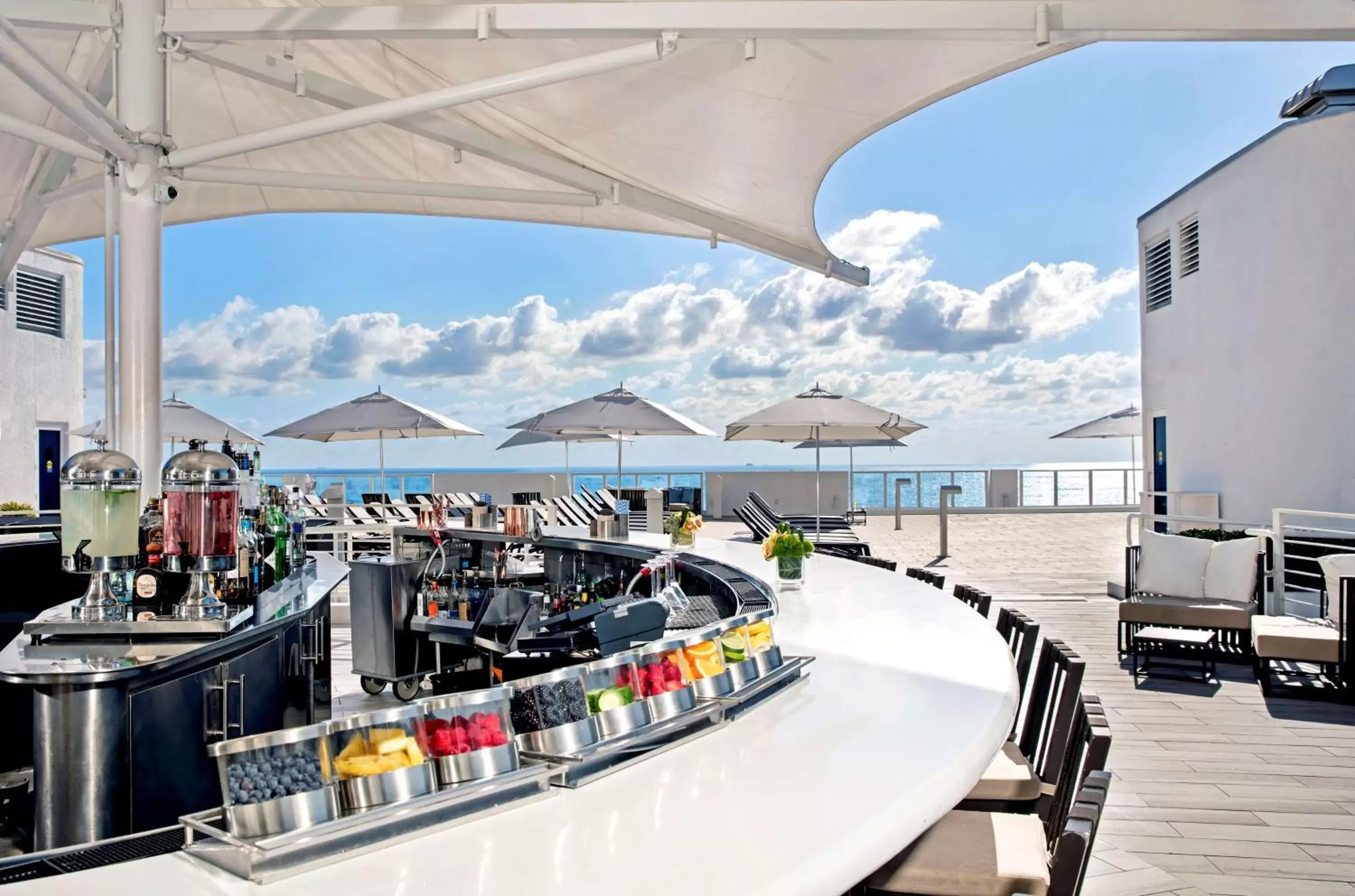 Lounge or bar in Conrad Fort Lauderdale Beach