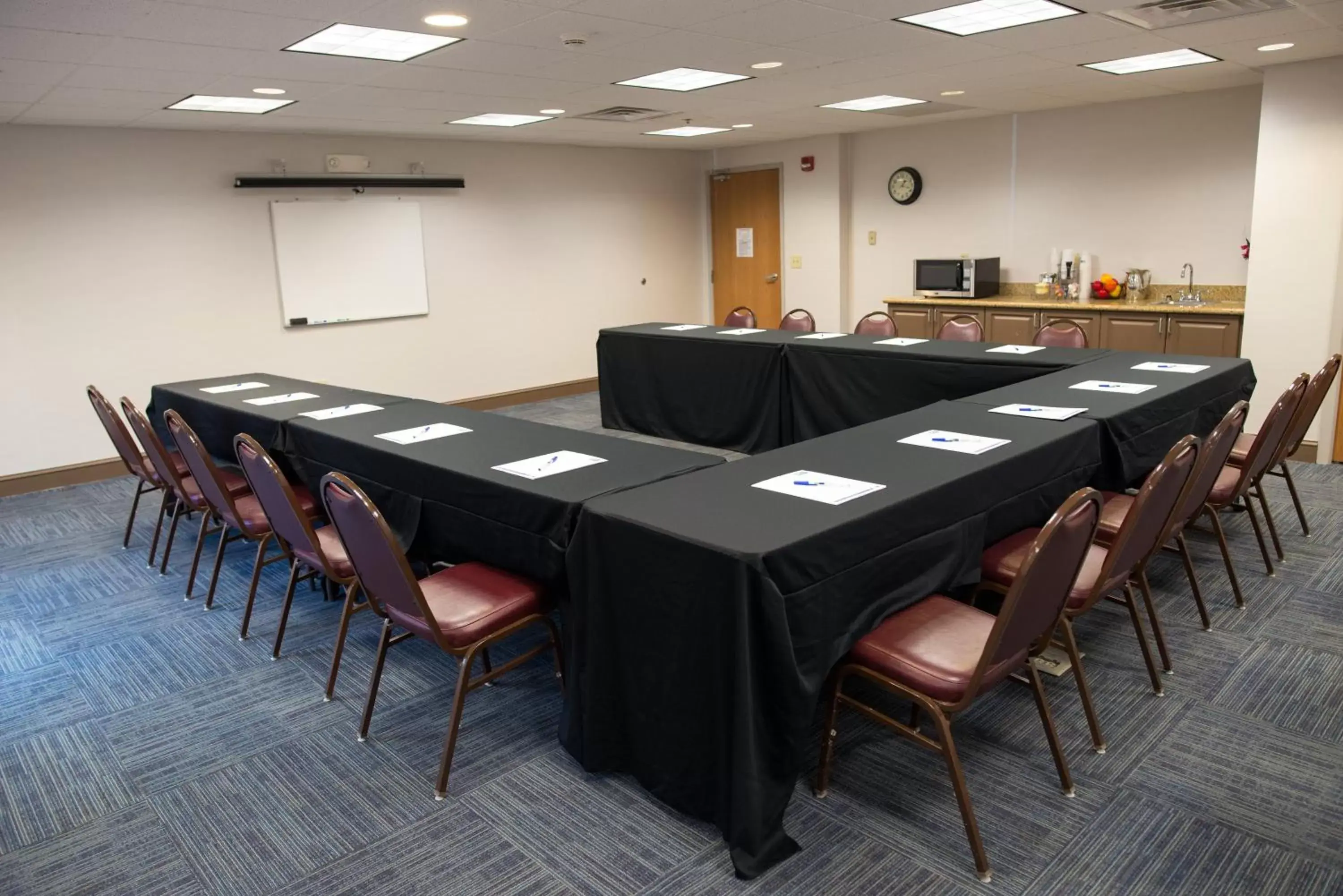 Meeting/conference room in Holiday Inn Express Hotel & Suites Chanhassen, an IHG Hotel