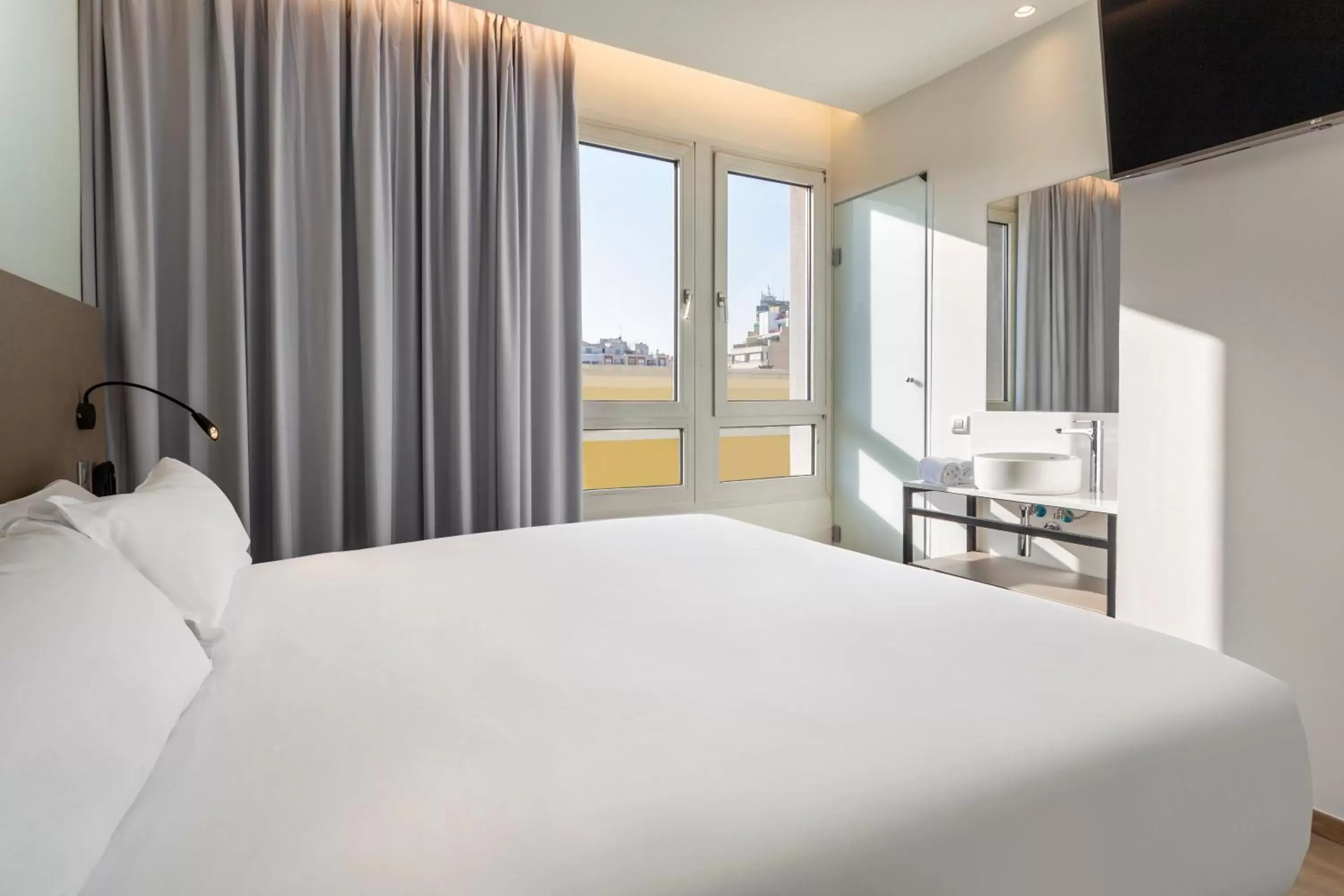 Photo of the whole room, Bed in B&B HOTEL Tarragona Centro Urbis