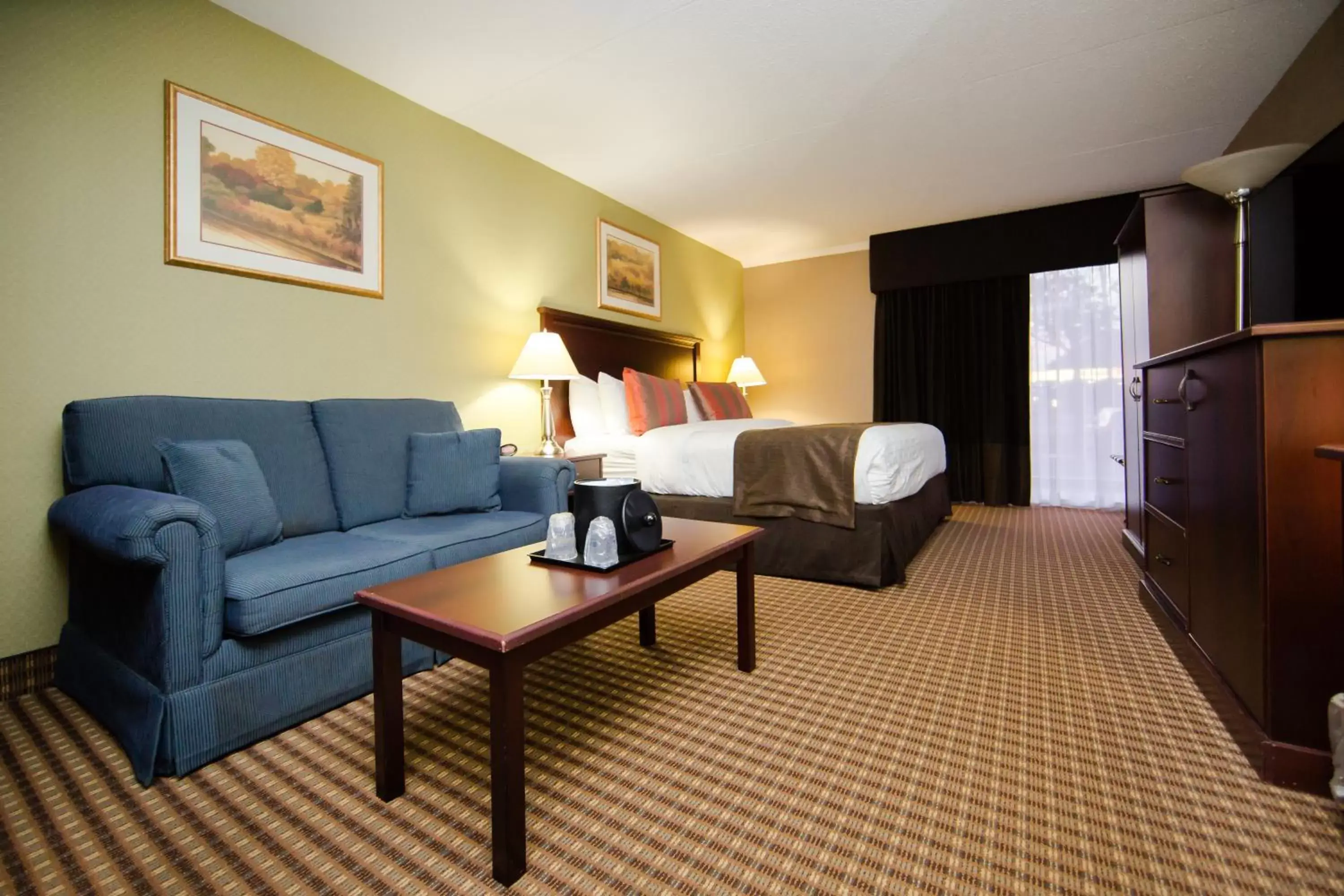 Bedroom, Seating Area in Best Western Plus Ottawa Kanata Hotel and Conference Centre