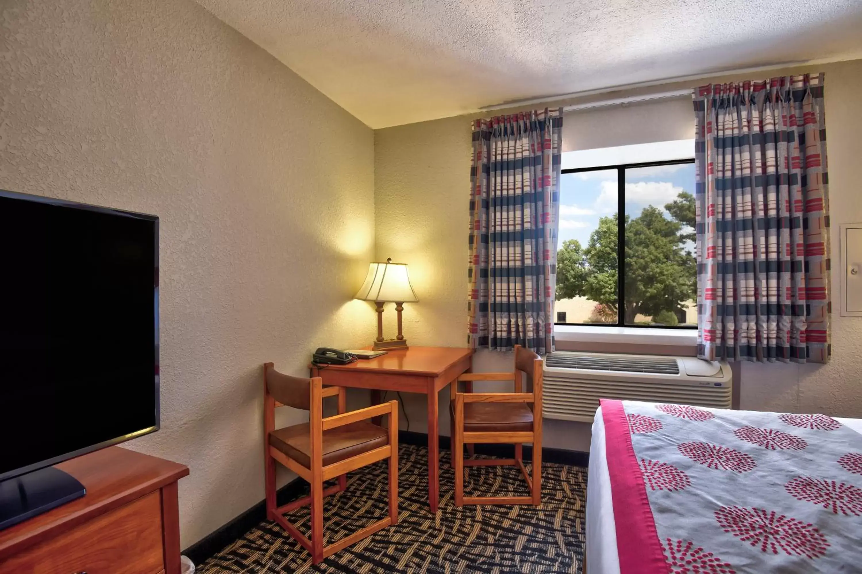 Dining area, TV/Entertainment Center in Ramada by Wyndham Oklahoma City Airport North